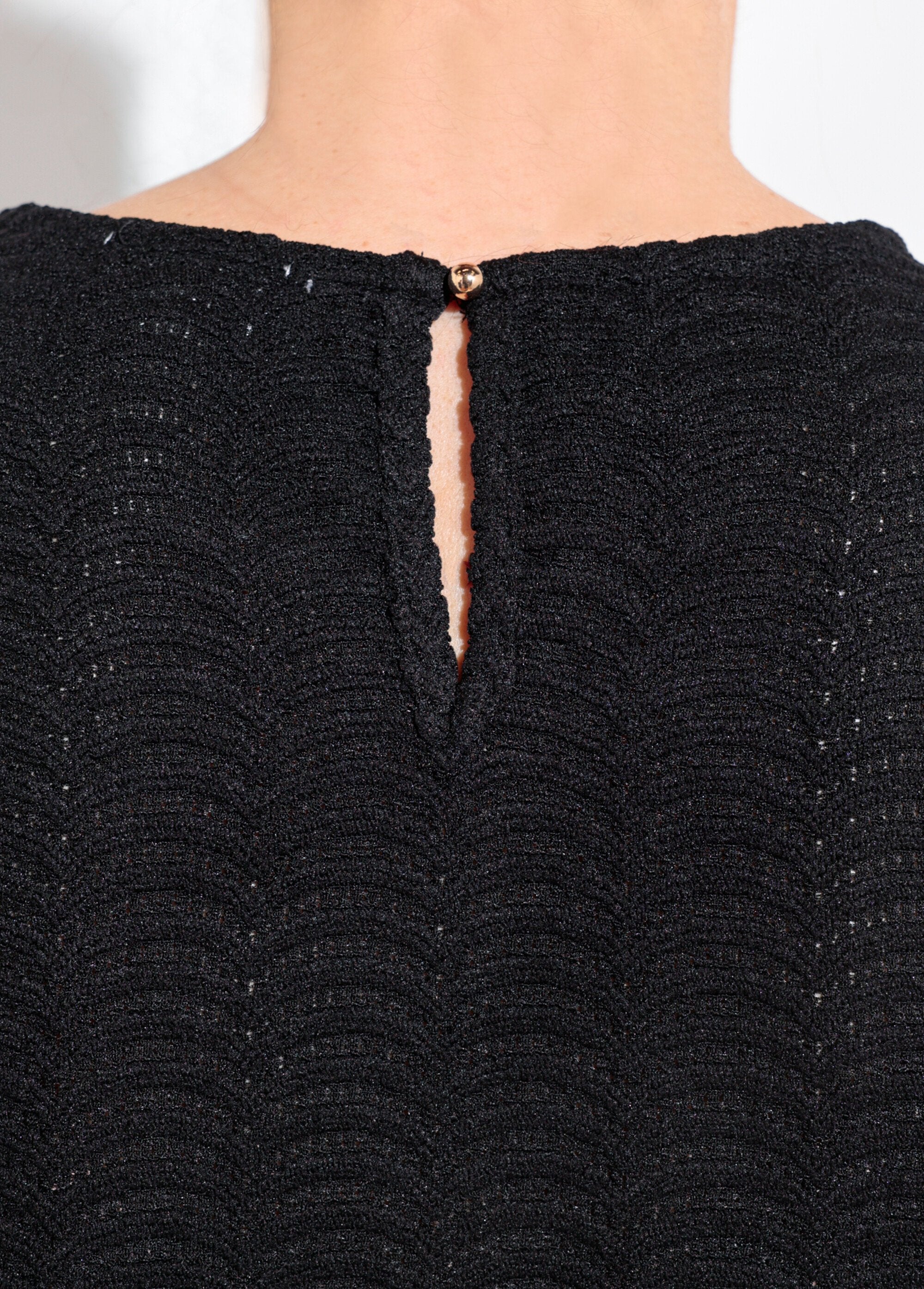 Camiseta_de_malha_com_padrão_de_escamas_em_relevo_Noir_DE3_slim