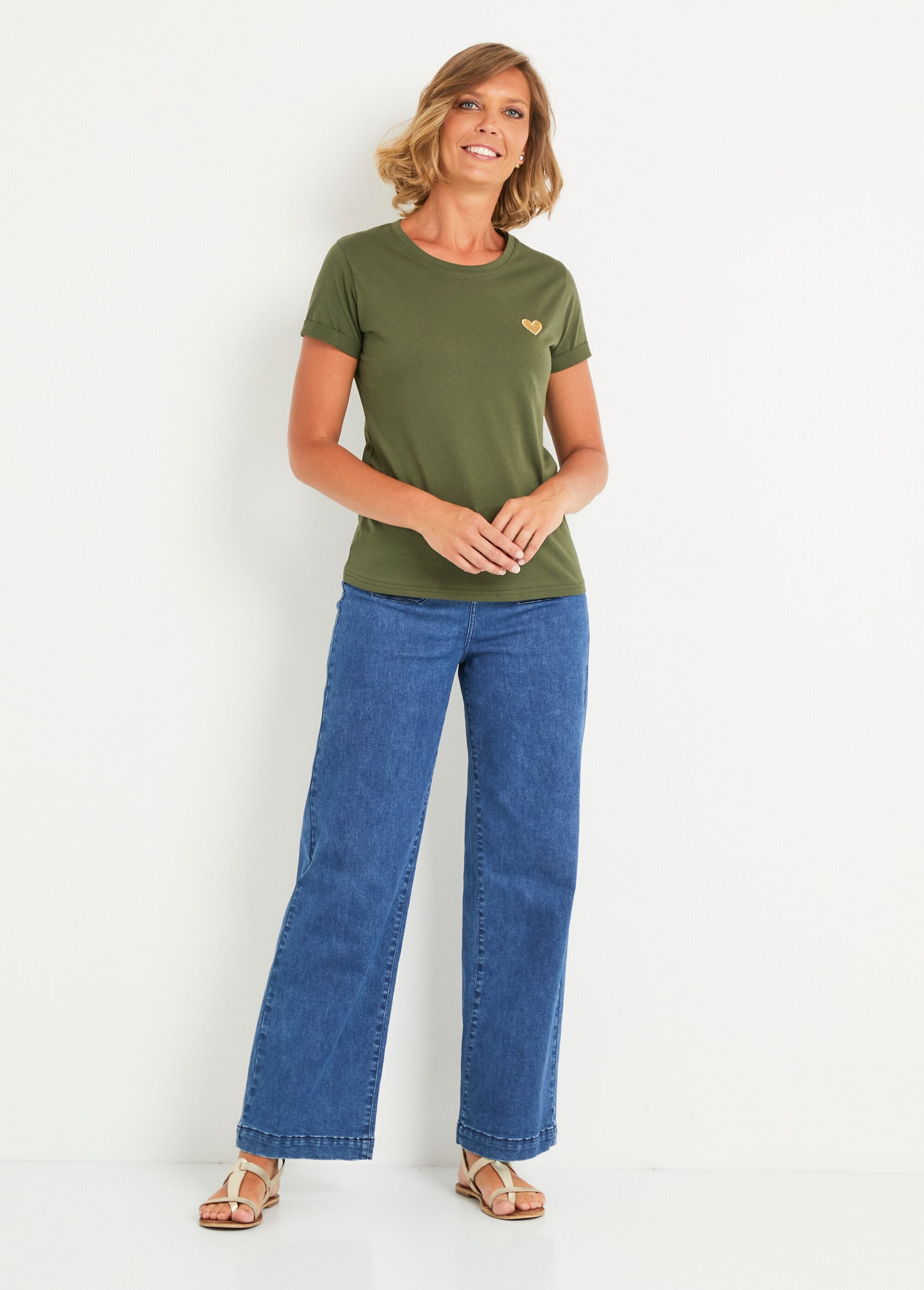 T-shirt_de_gola_redonda_com_coração_bordado_no_peito_Kaki_SF1_slim