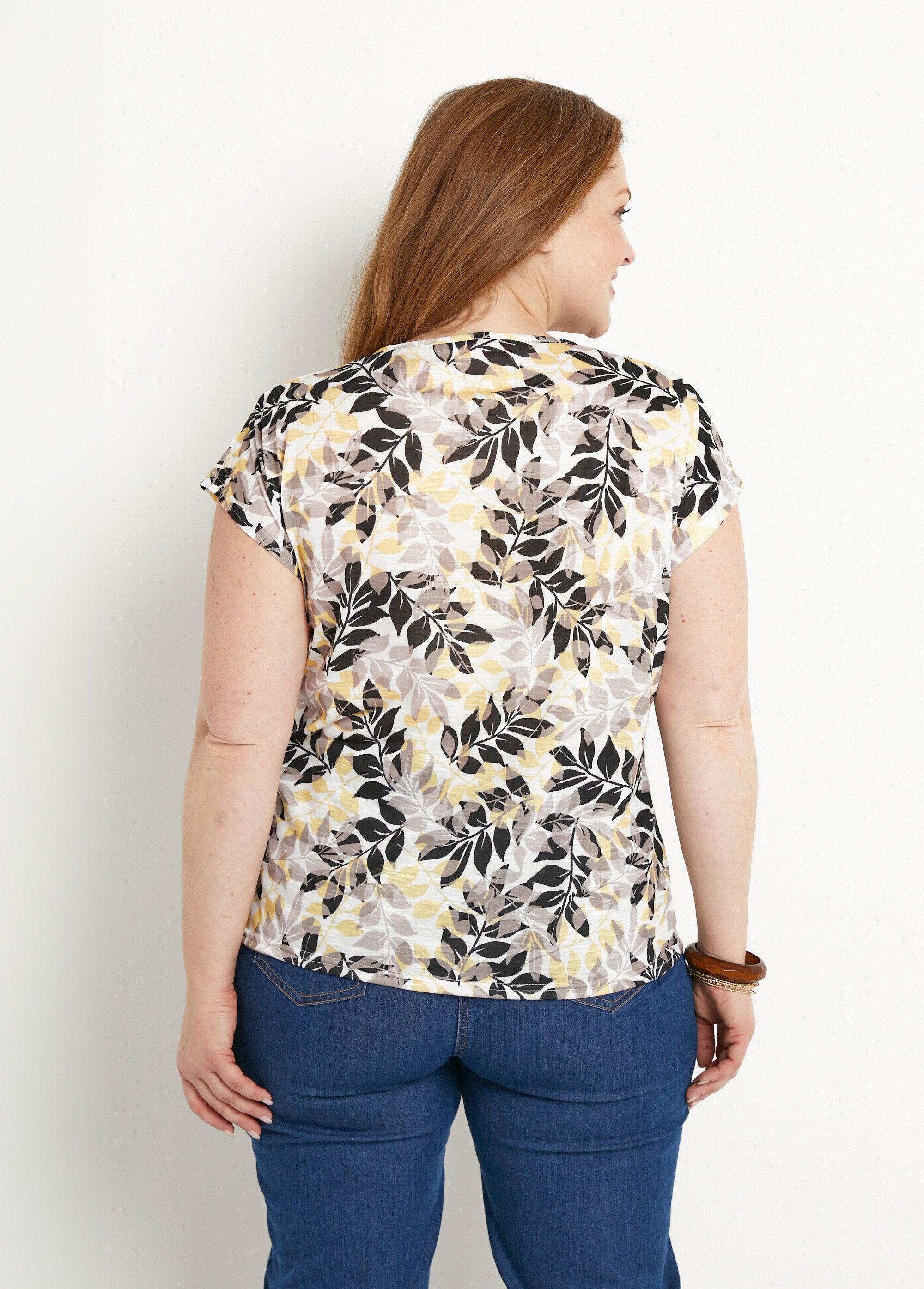 T-shirt_de_manga_curta_e_gola_redonda_com_estampado_de_folhagem_Beige_et_noir_DO1_curvy
