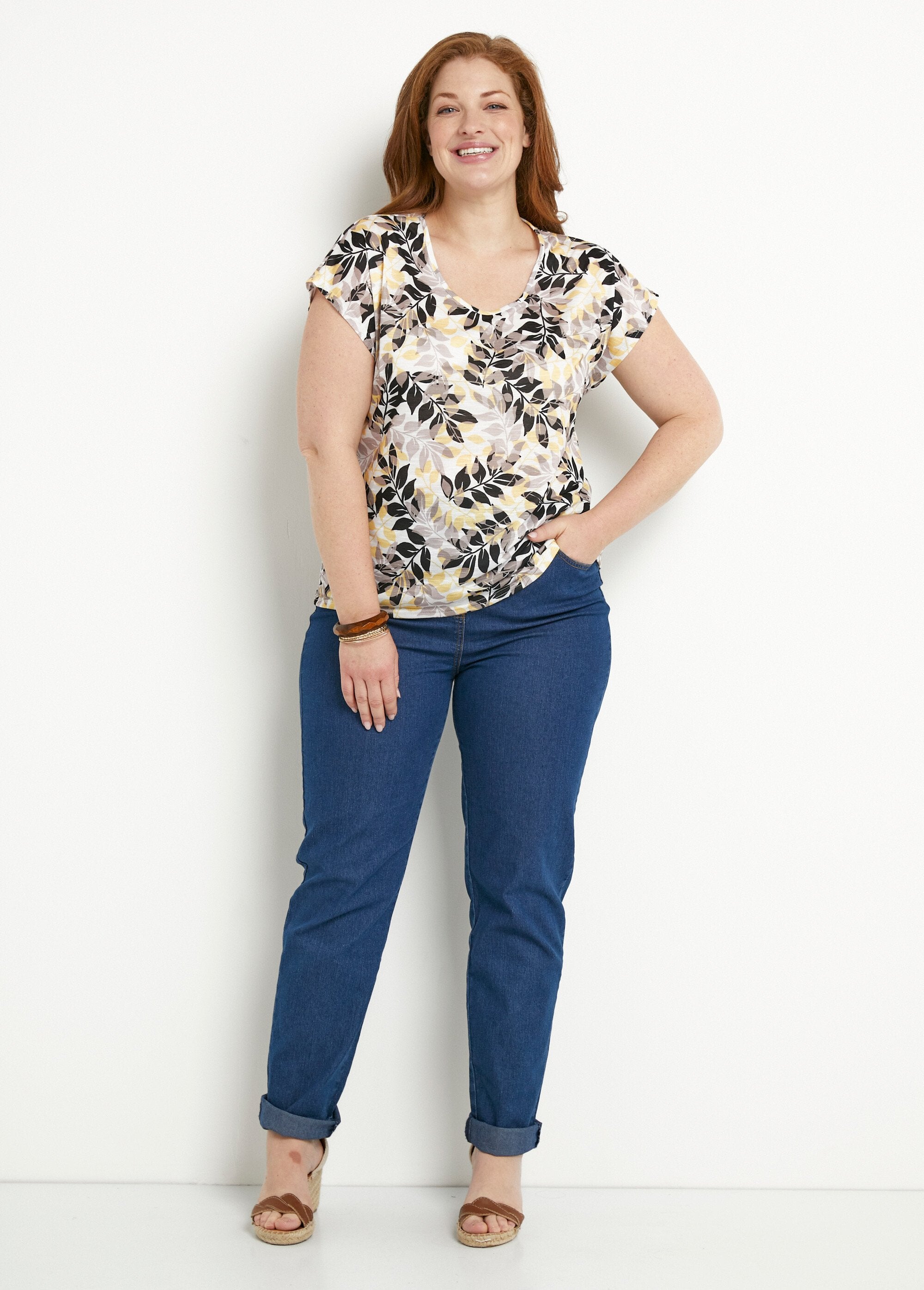T-shirt_de_manga_curta_e_gola_redonda_com_estampado_de_folhagem_Beige_et_noir_SF1_curvy
