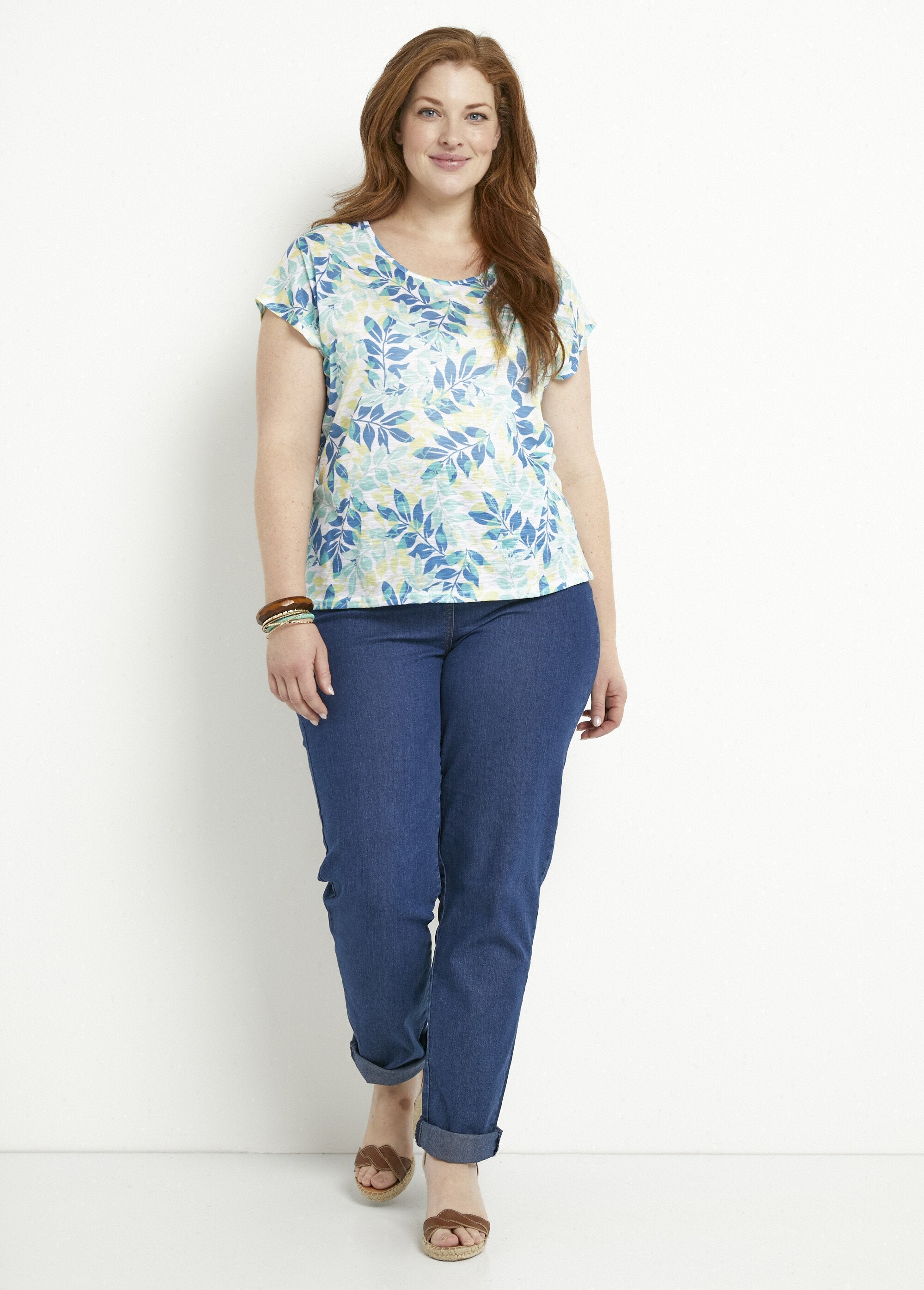 T-shirt_de_manga_curta_e_gola_redonda_com_estampado_de_folhagem_Vert_et_jaune_SF1_curvy