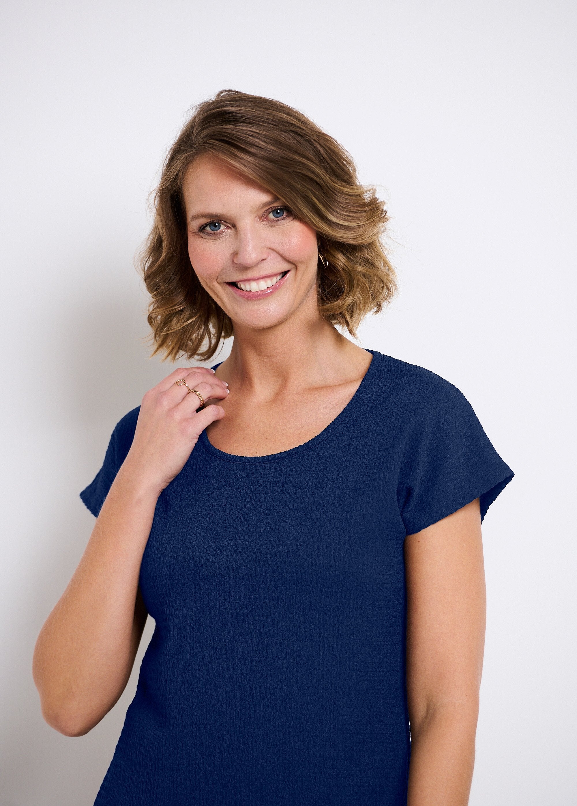 T-shirt_de_manga_curta,_lisa_ou_com_estampado_floral_Uni_marine_DE1_slim