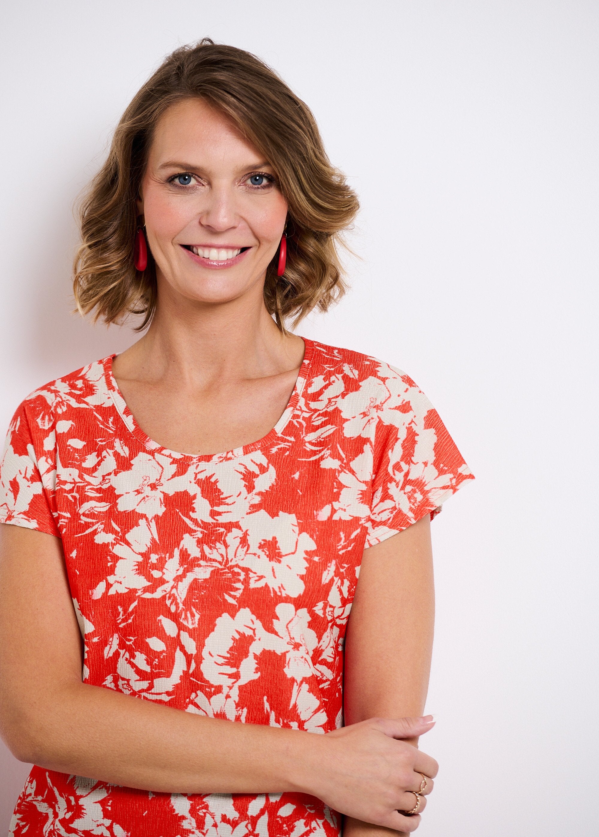 T-shirt_de_manga_curta,_lisa_ou_com_estampado_floral_Rouge_et_beige_DE1_slim