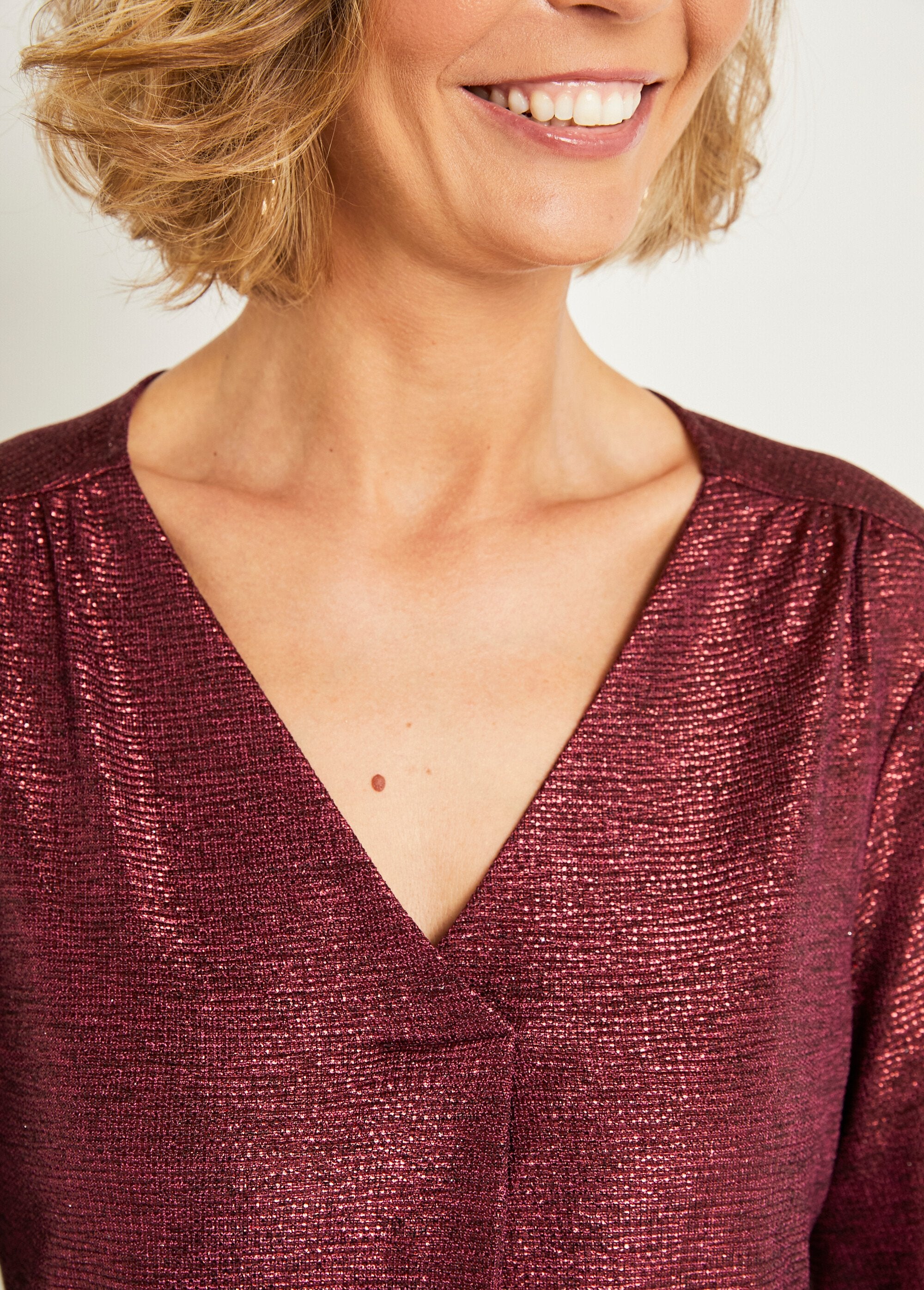 T-shirt_solta_de_comprimento_médio_em_malha_brilhante_com_decote_em_V_Framboise_DE2_slim