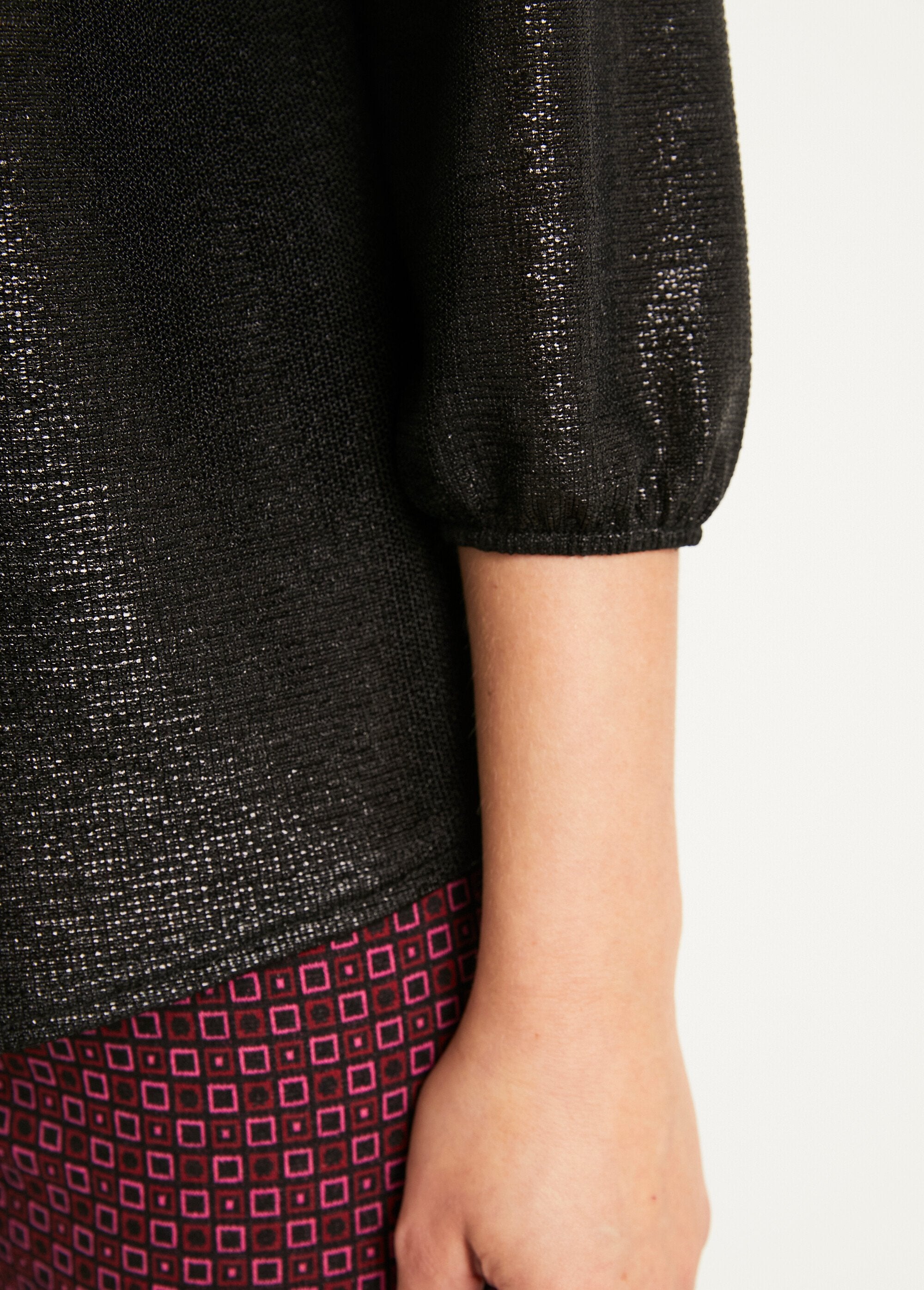 T-shirt_solta_de_comprimento_médio_em_malha_brilhante_com_decote_em_V_Noir_DE3_slim