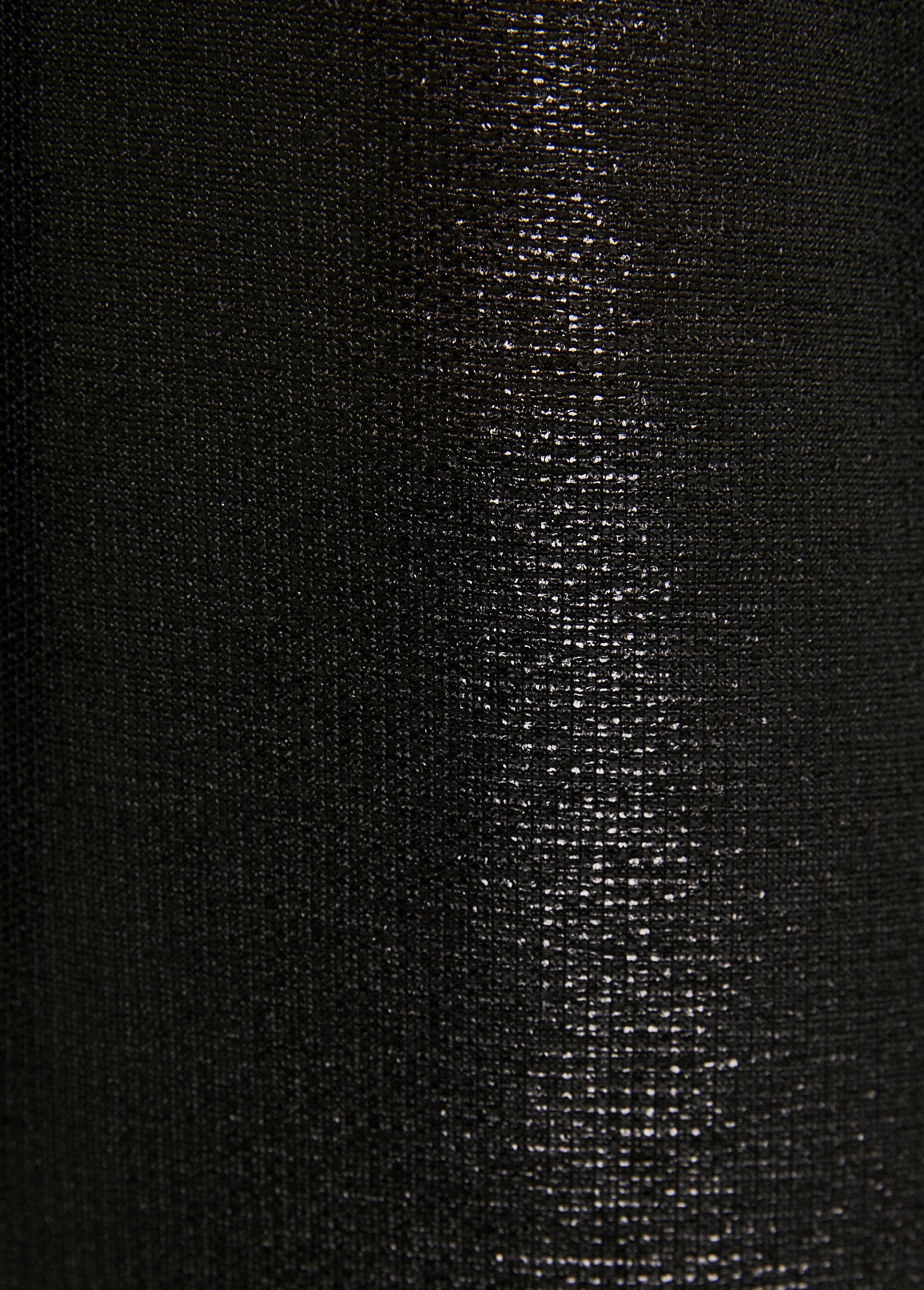 T-shirt_solta_de_comprimento_médio_em_malha_brilhante_com_decote_em_V_Noir_DE4_slim