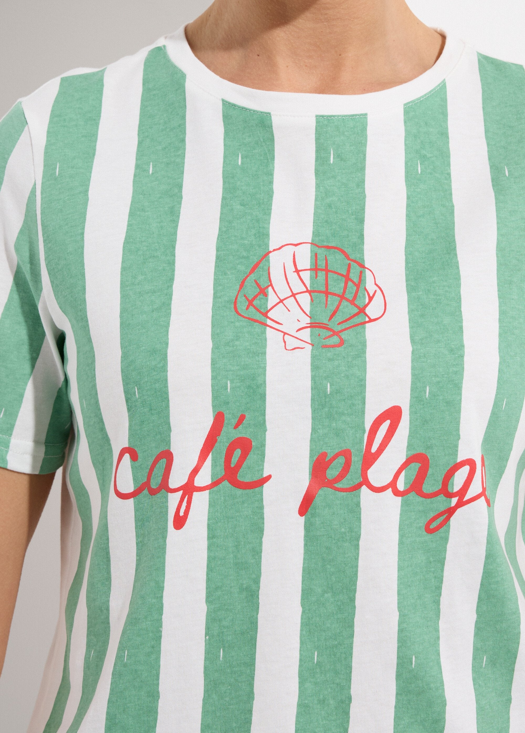 T-shirt_de_gola_redonda_às_riscas_com_mensagem_Café_plage_Vert_et_blanc_DE1_slim