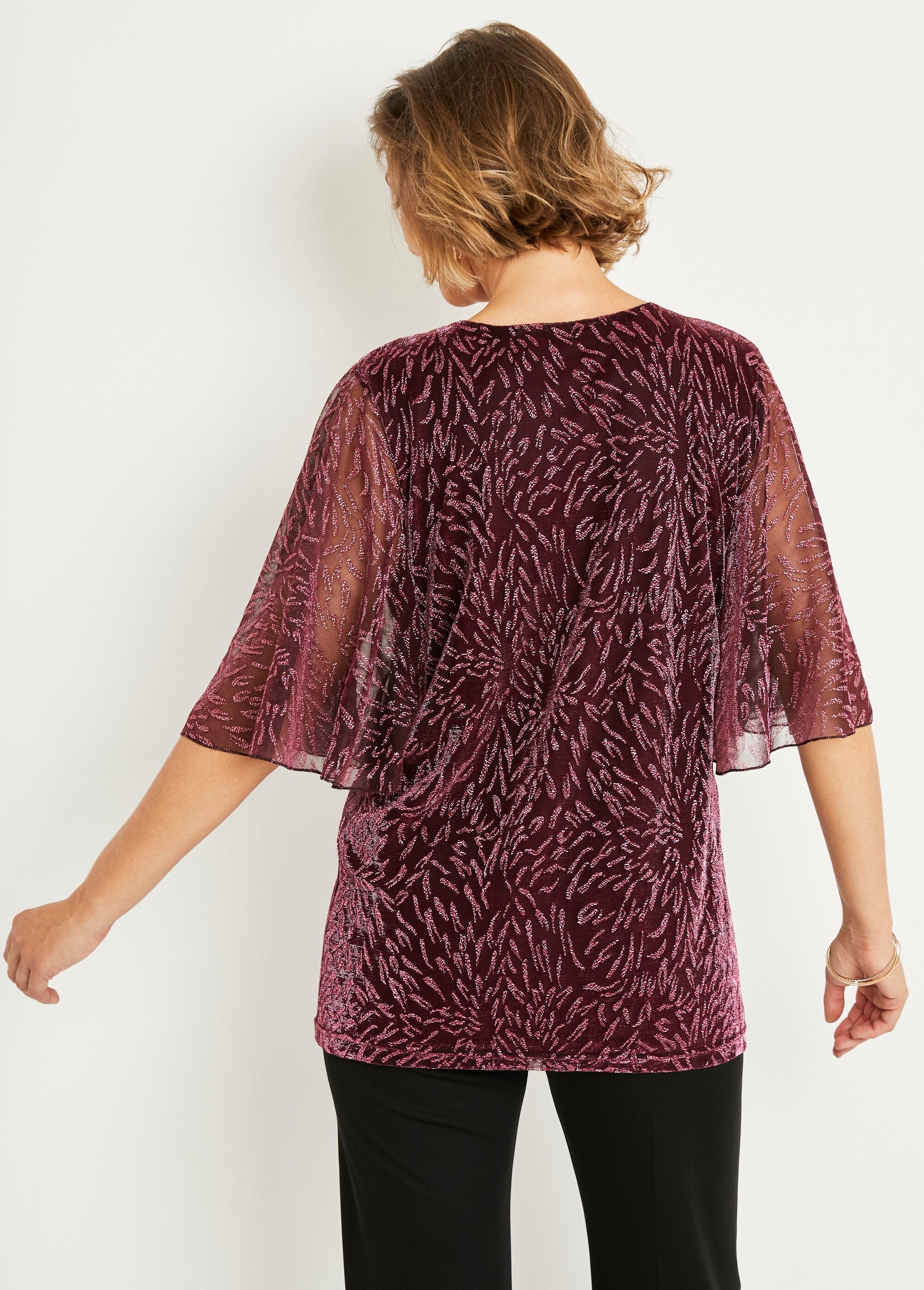 T-shirt_comprida_em_malha_estampada_com_gola_redonda_Rose_DO1_slim