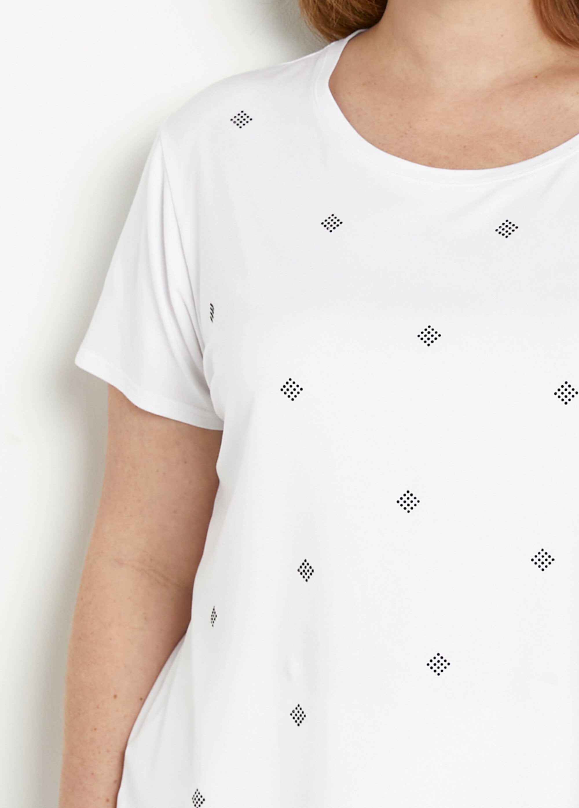 T-shirt_lisa_com_strass,_manga_curta_e_gola_redonda_Blanc_DE1_curvy