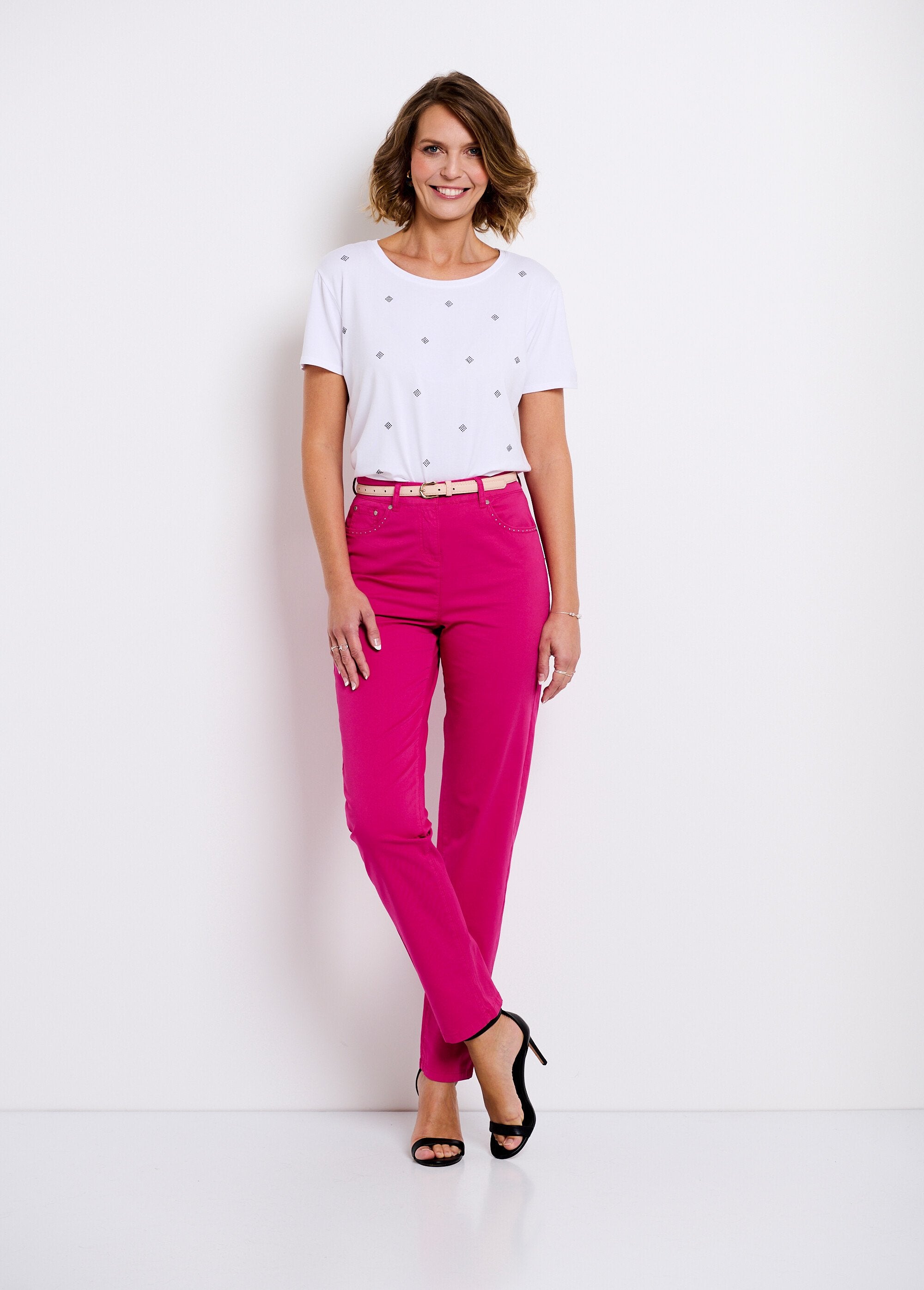 T-shirt_lisa_com_strass,_manga_curta_e_gola_redonda_Blanc_SF1_slim