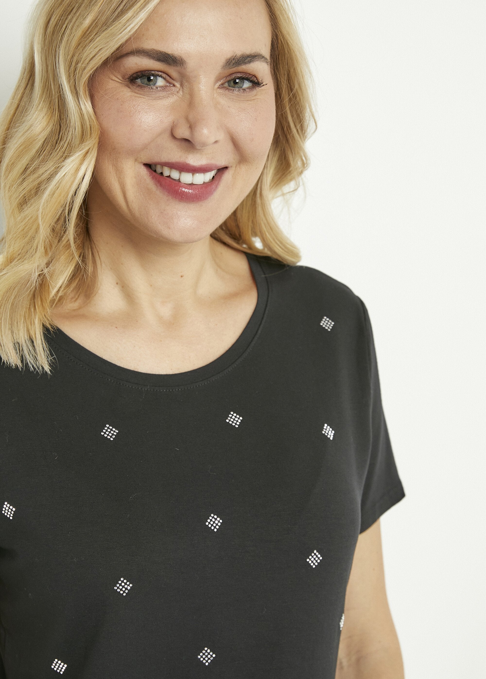 Camiseta_lisa_de_manga_curta_com_gola_redonda_e_strass_Noir_DE1_slim