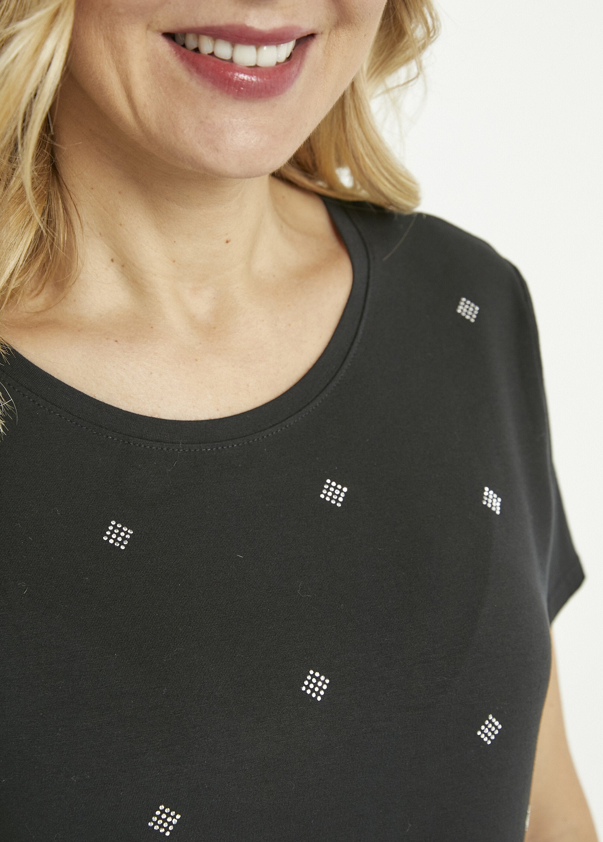 Camiseta_lisa_de_manga_curta_com_gola_redonda_e_strass_Noir_DE2_slim