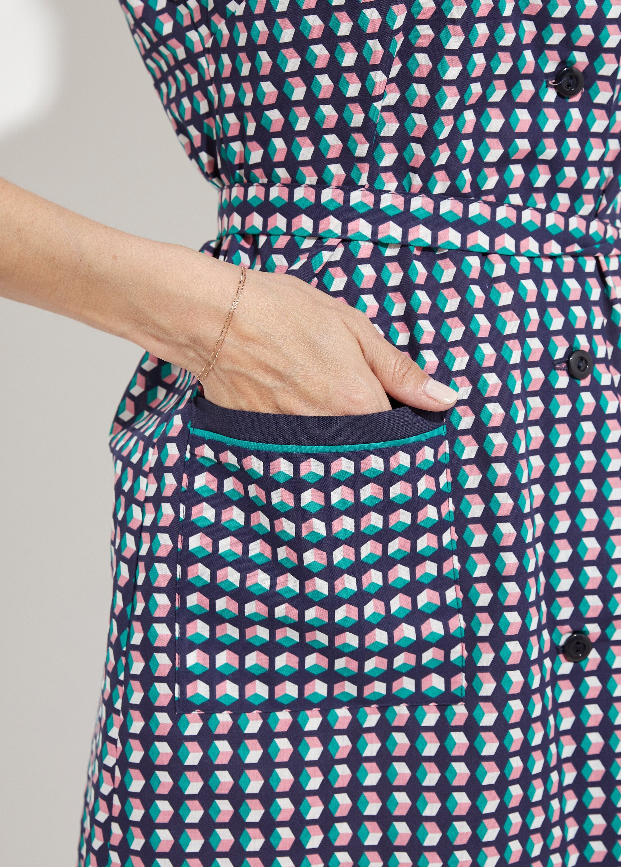 Avental_sem_mangas_com_botões_e_estampa_gráfica_Vert_DE2_slim