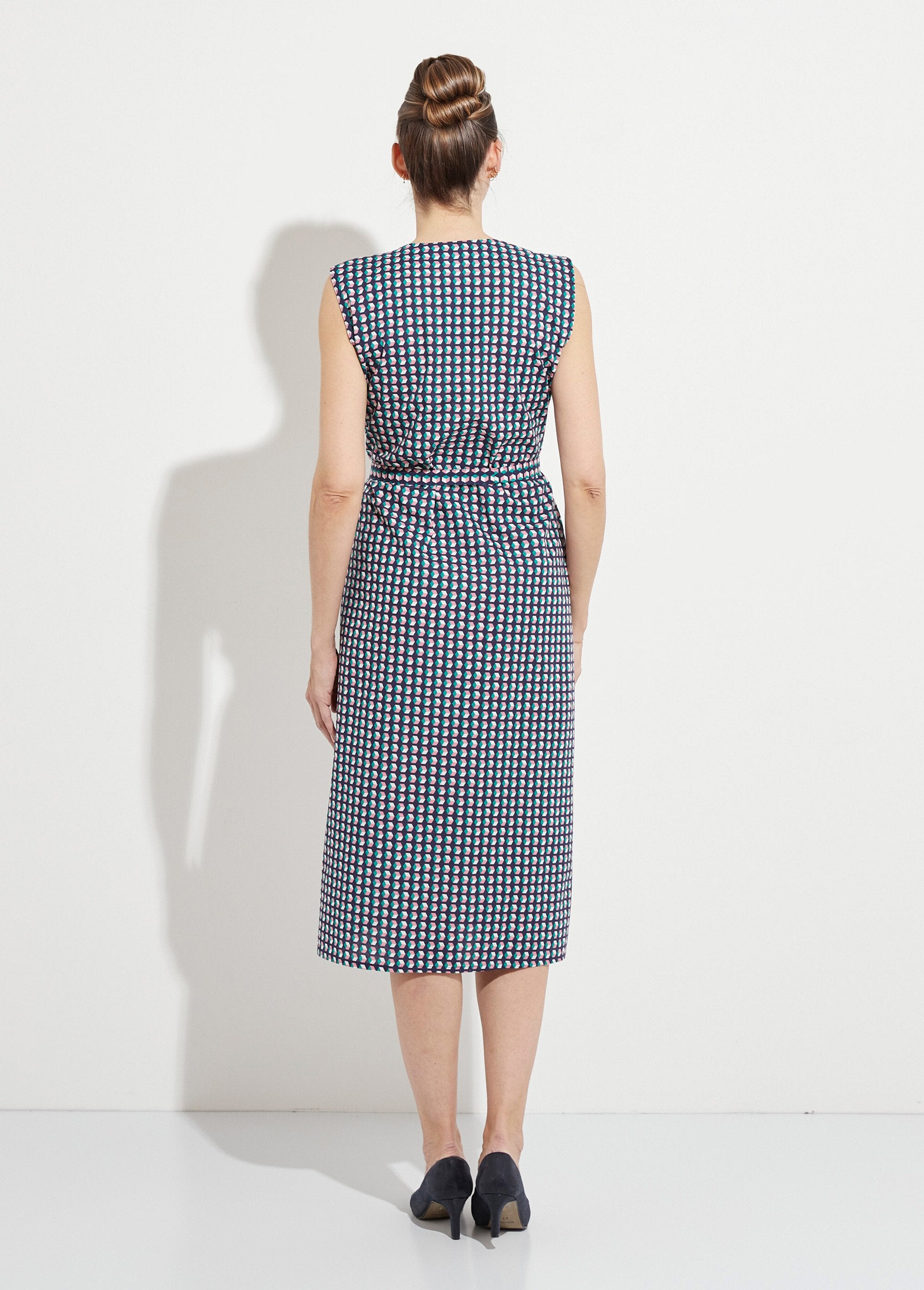 Avental_sem_mangas_com_botões_e_estampa_gráfica_Vert_DO1_slim