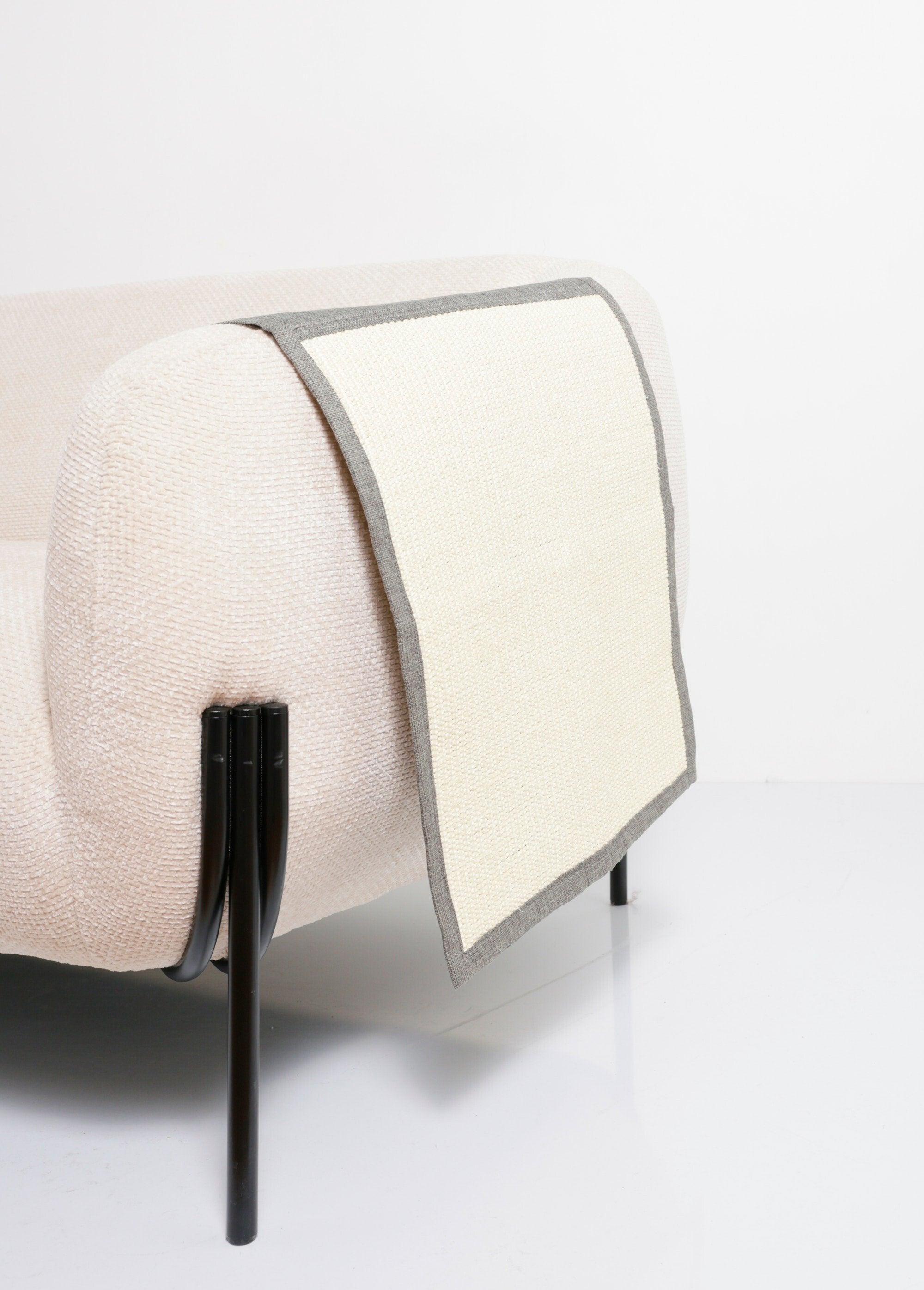 Tapete_de_arranhar_para_gatos_em_viagem_Gris_DE2_slim