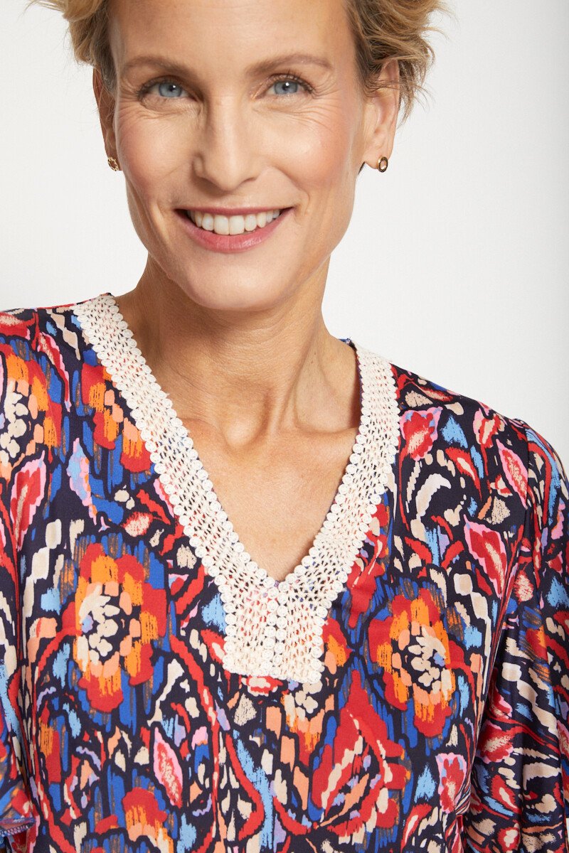 T-shirt_de_corte_largo_com_acabamento_em_macramé_Bleu_et_rouge_DE1_slim