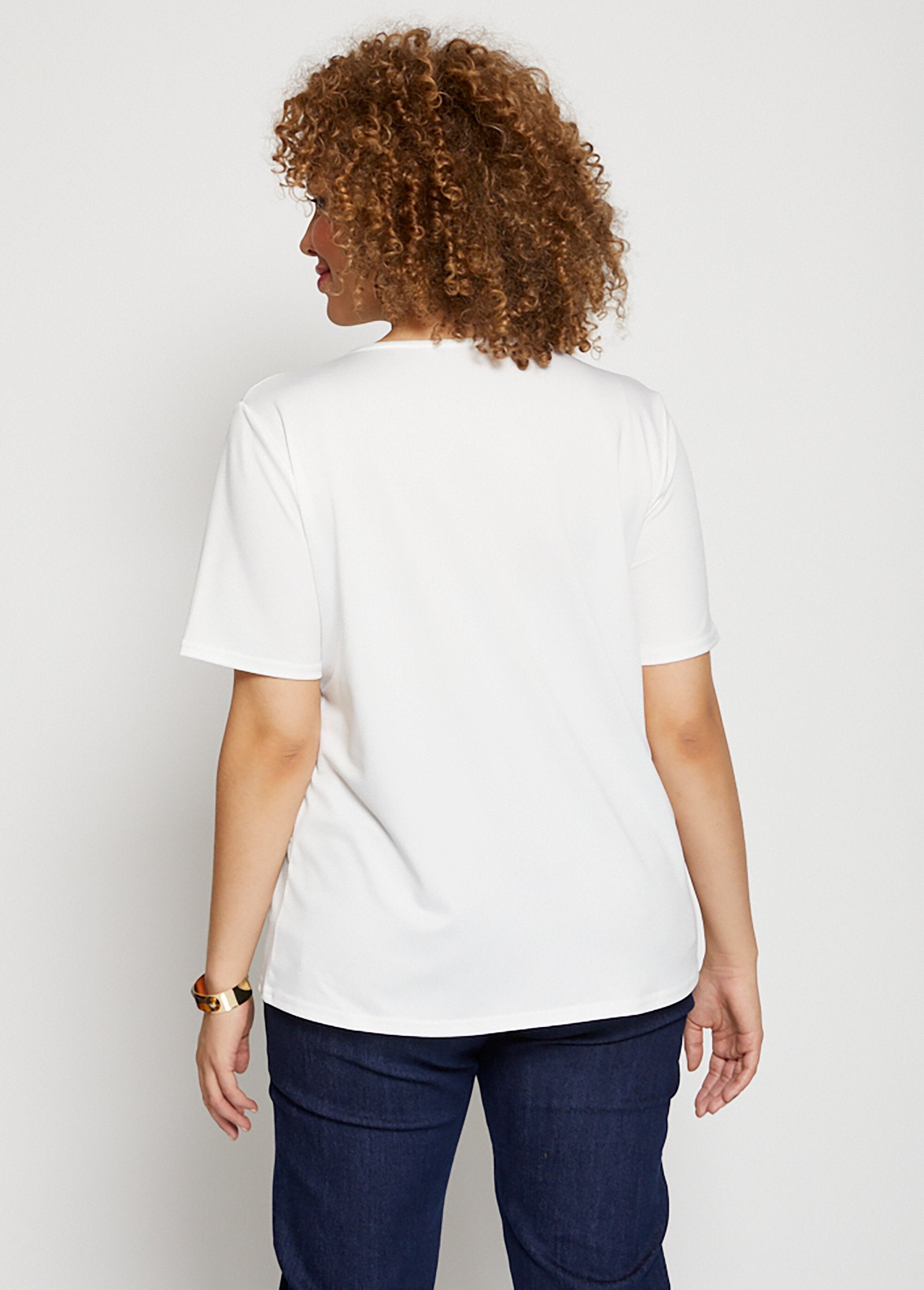 T-shirt_em_malha_crepe_elástica_com_jóias_Uni_blanc_DO1_curvy