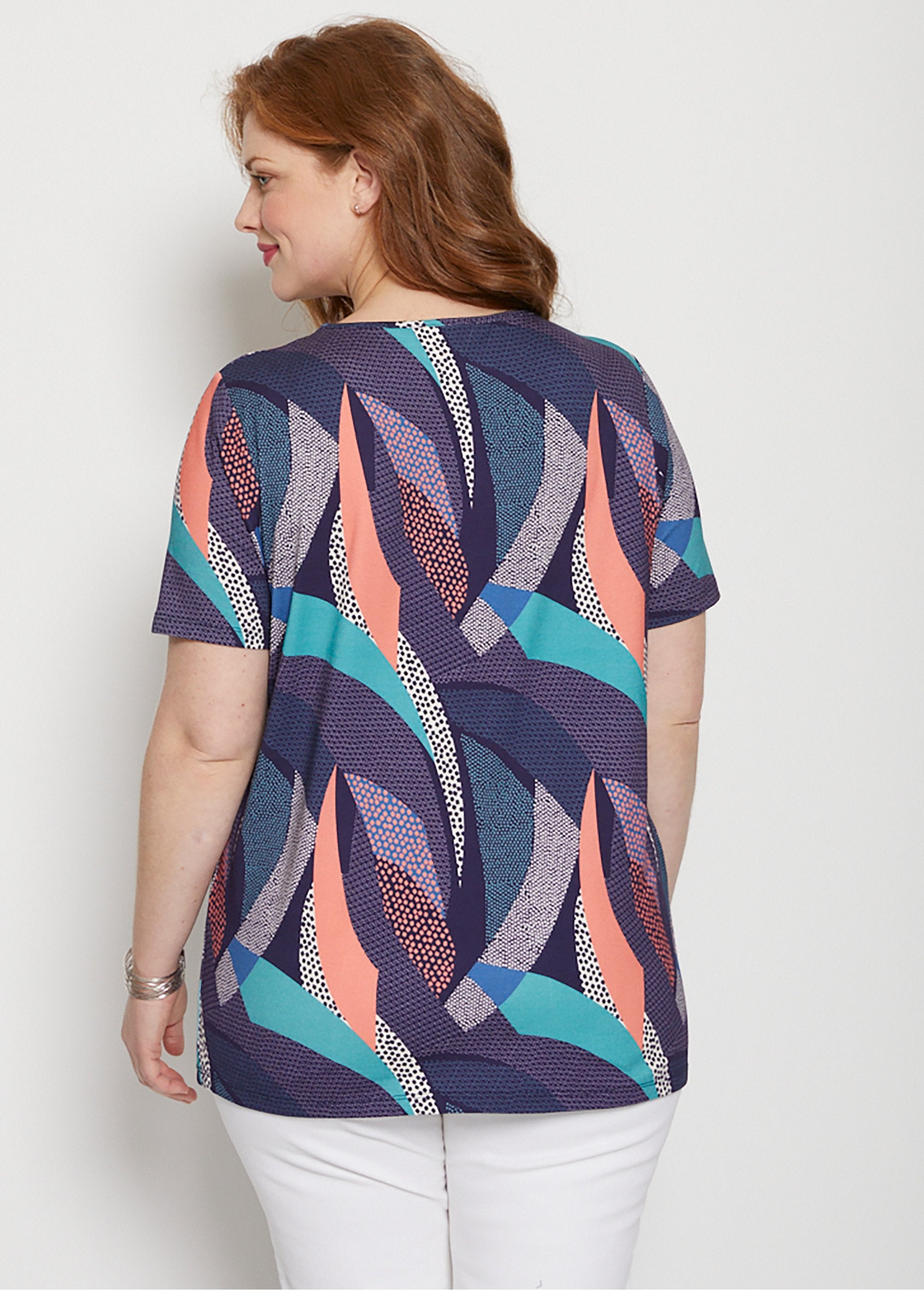 T-shirt_em_jersey_com_decote_em_V_e_acabamentos_iridescentes_Bleu_et_emeraude_DO1_curvy