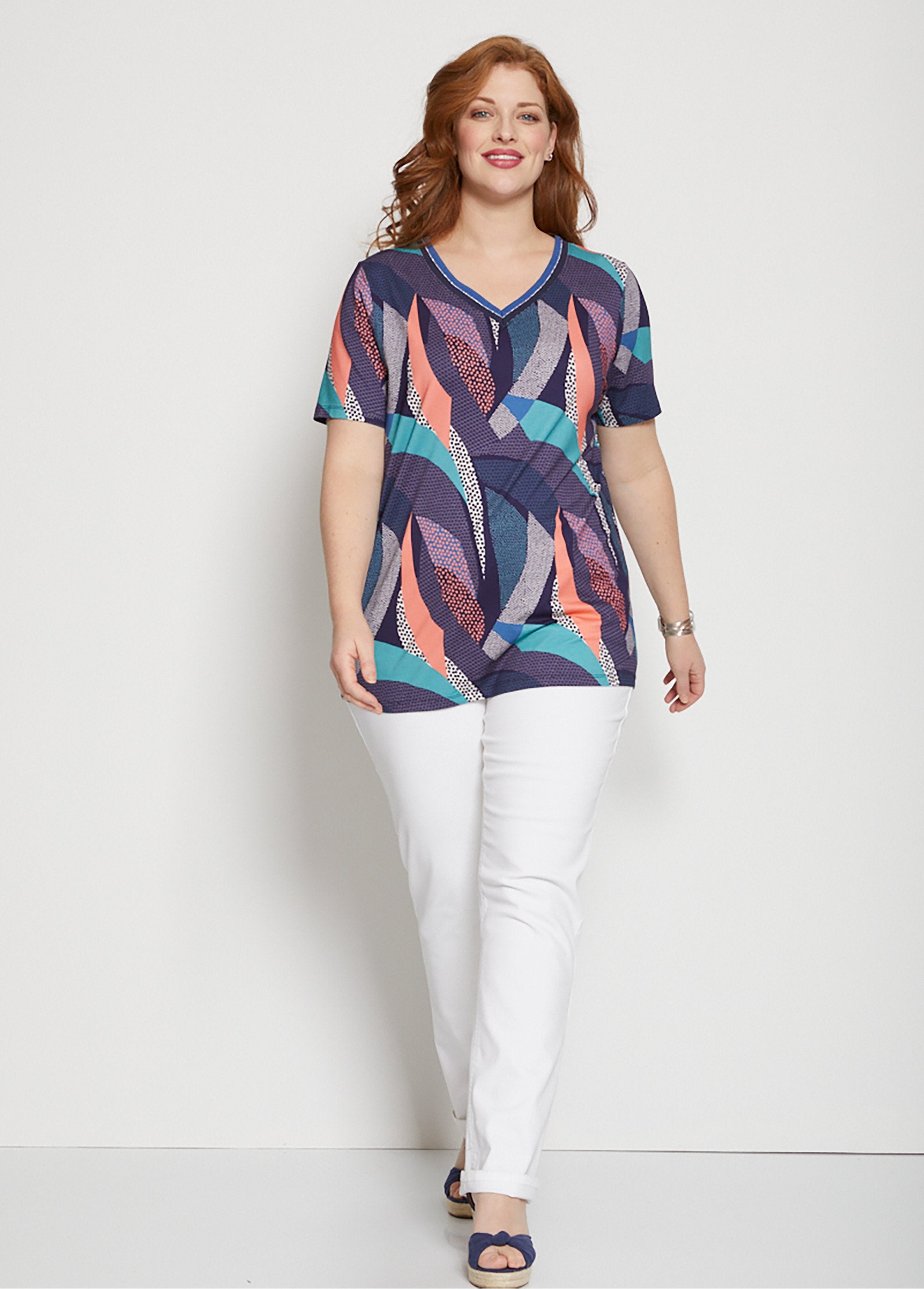 T-shirt_em_jersey_com_decote_em_V_e_acabamentos_iridescentes_Bleu_et_emeraude_SF1_curvy