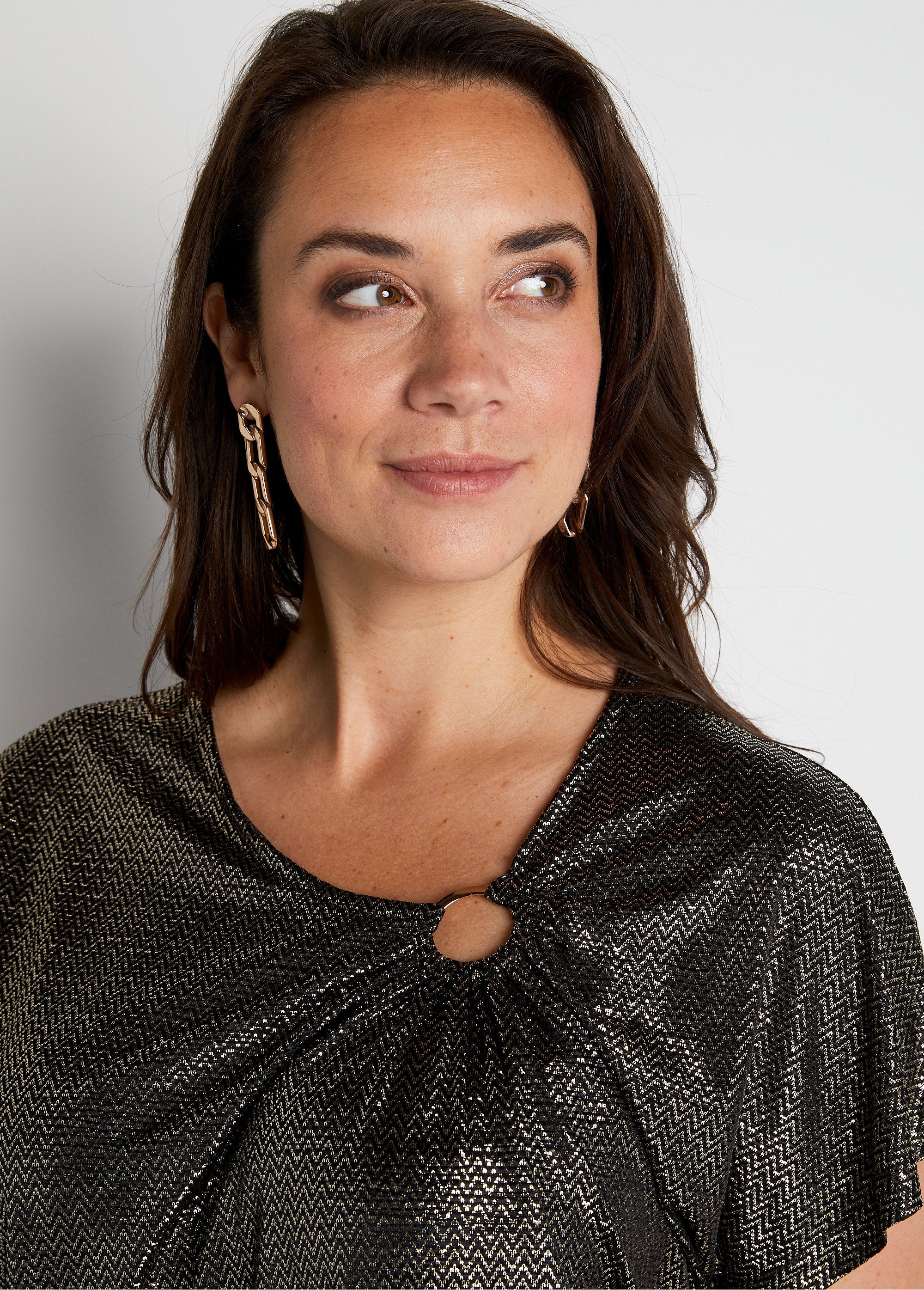 T-shirt_maille_brillante_encolure_drapée_Noir_et_dore_DE1_curvy