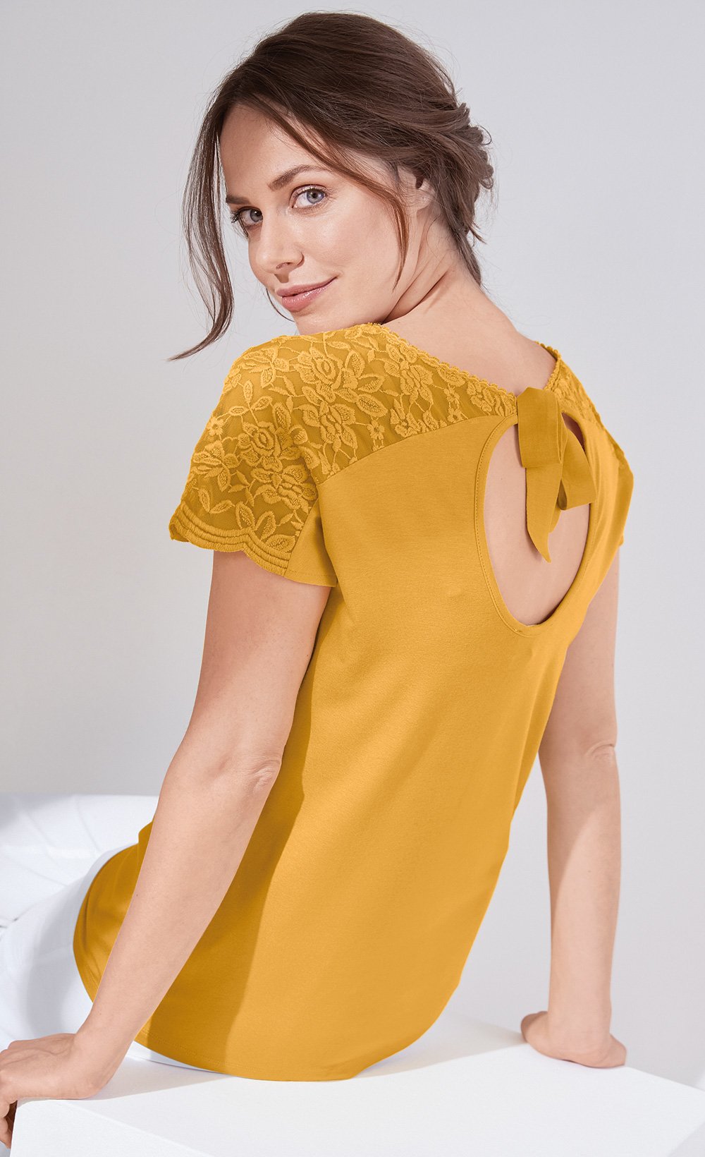 T-shirt_com_decote_em_V_com_laço_de_renda_e_fita_Miel_DO1_slim