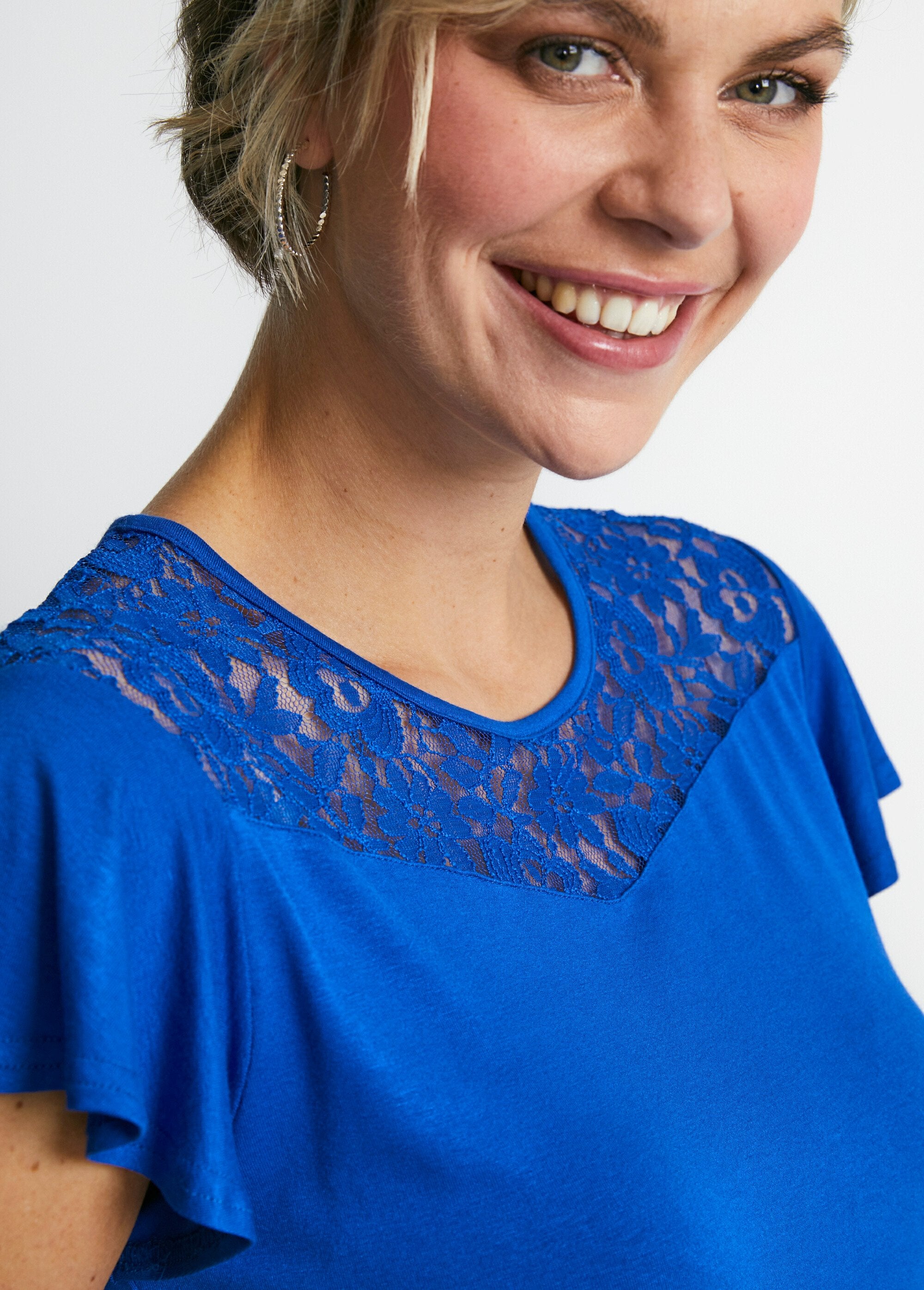 T-shirt_de_manga_curta_em_renda_Bleu_DE2_slim