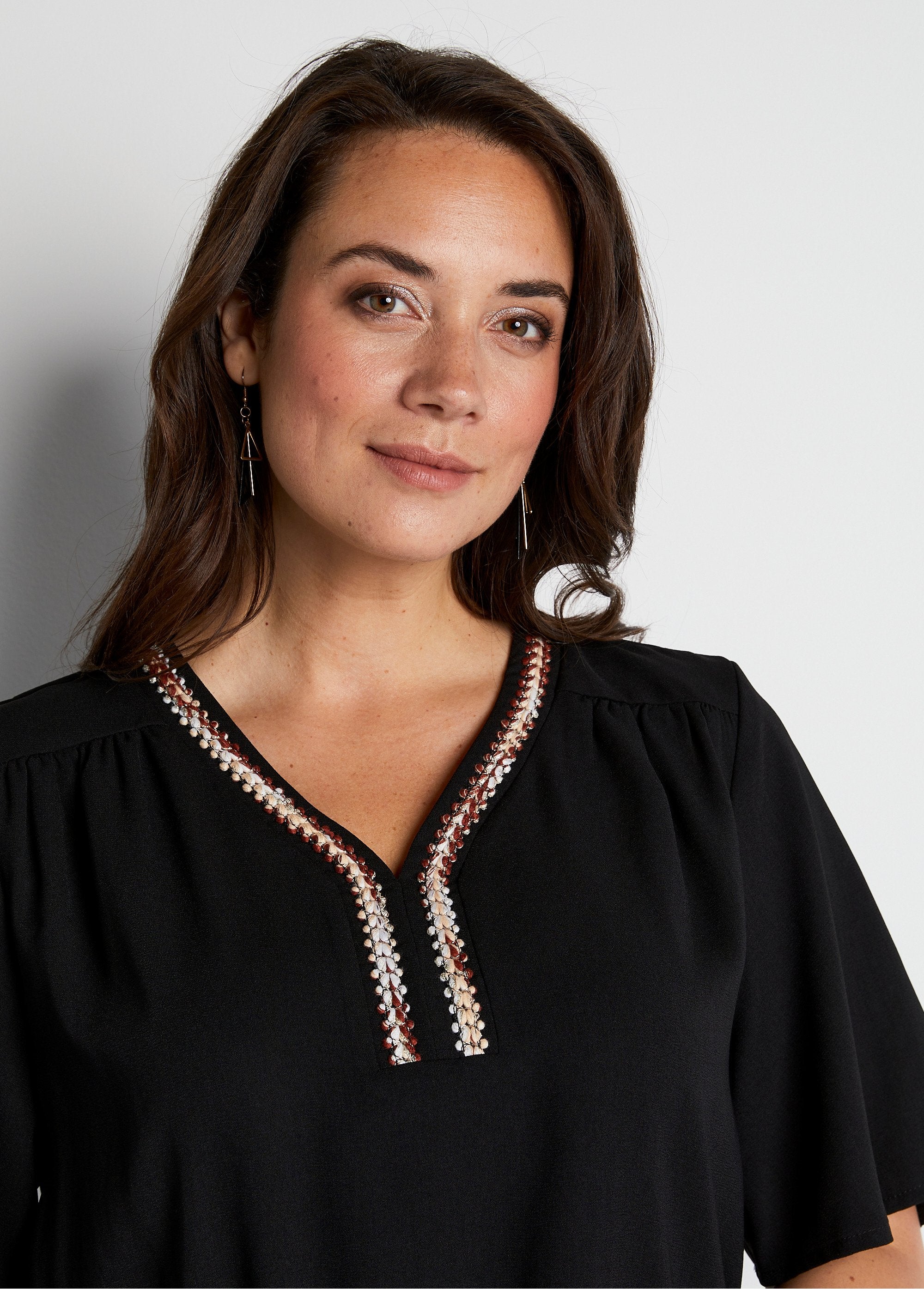 Túnica_de_comprimento_médio,_folgada,_com_mangas_borboleta_Noir_DE1_curvy