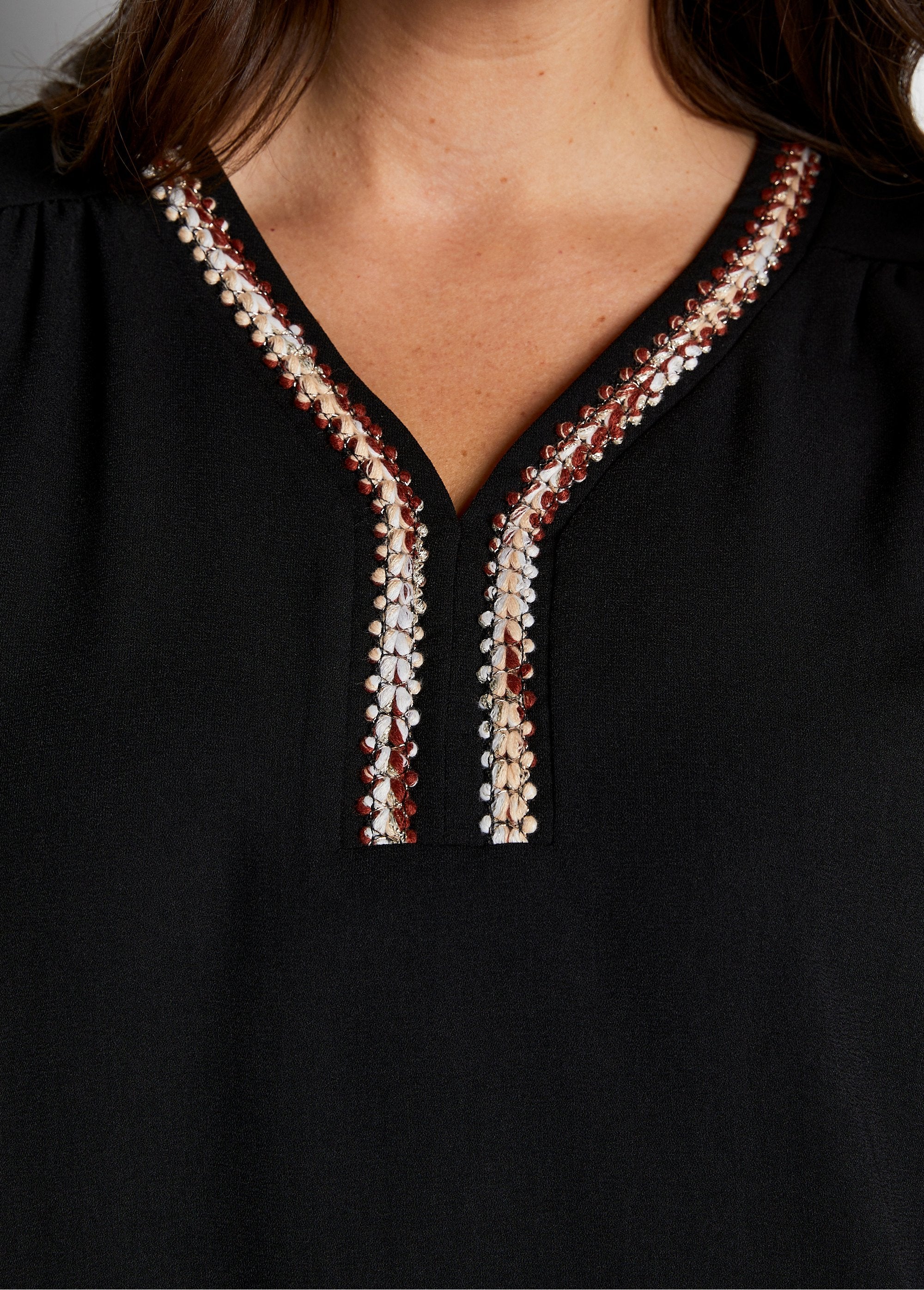 Túnica_de_comprimento_médio,_folgada,_com_mangas_borboleta_Noir_DE2_curvy