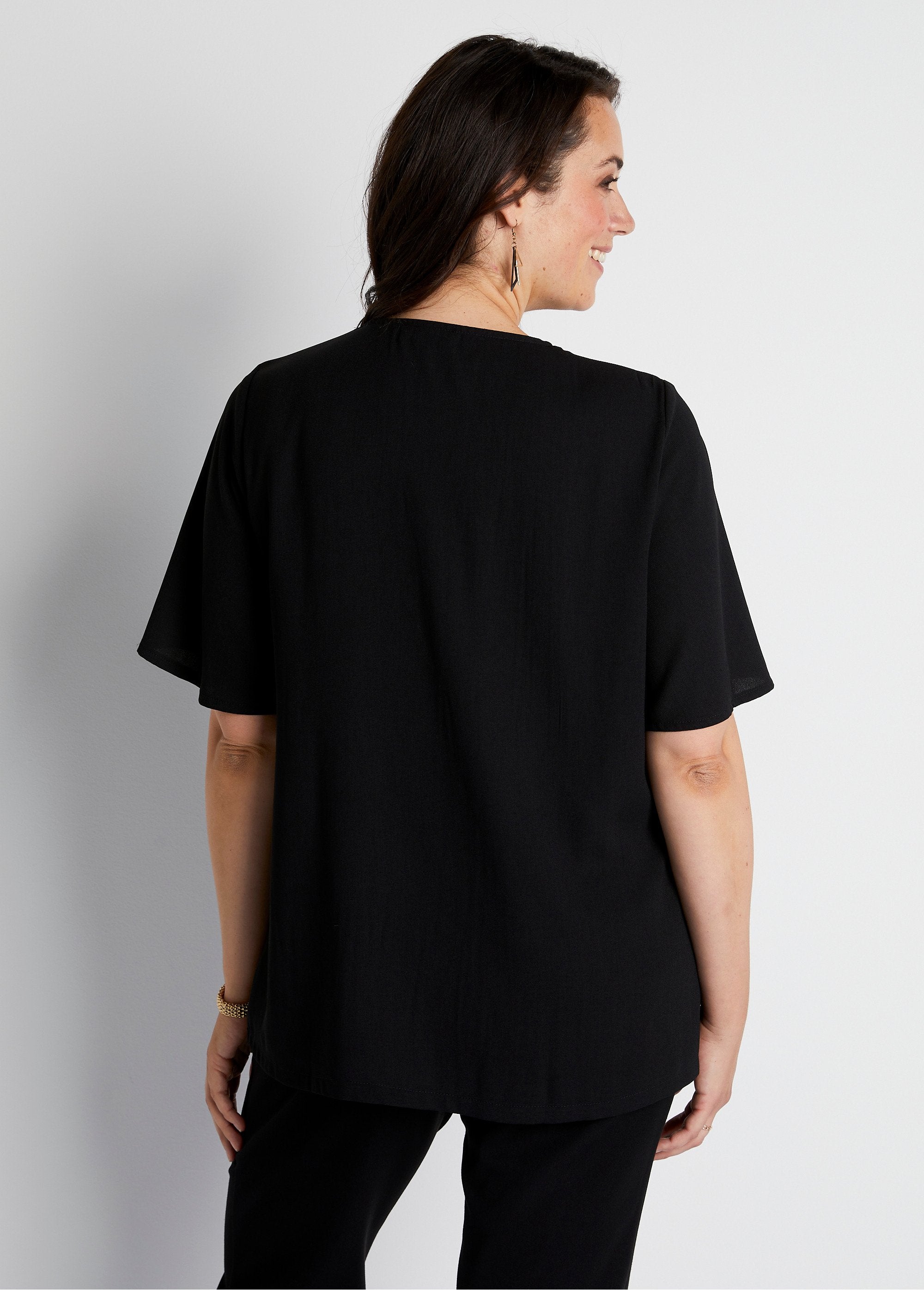 Túnica_de_comprimento_médio,_folgada,_com_mangas_borboleta_Noir_DO1_curvy