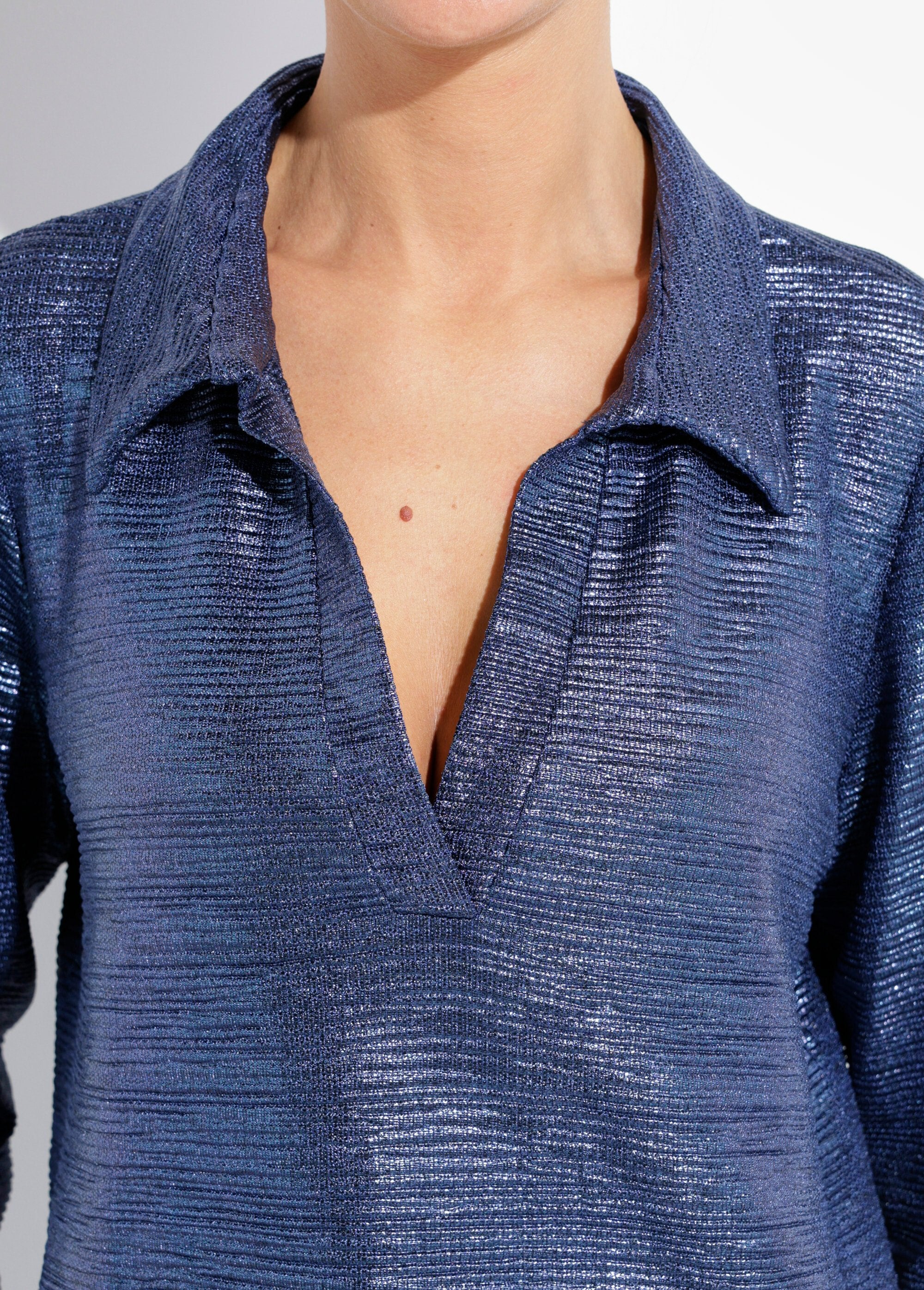 Túnica_brilhante_com_decote_em_V_Bleu_nuit_DE1_slim