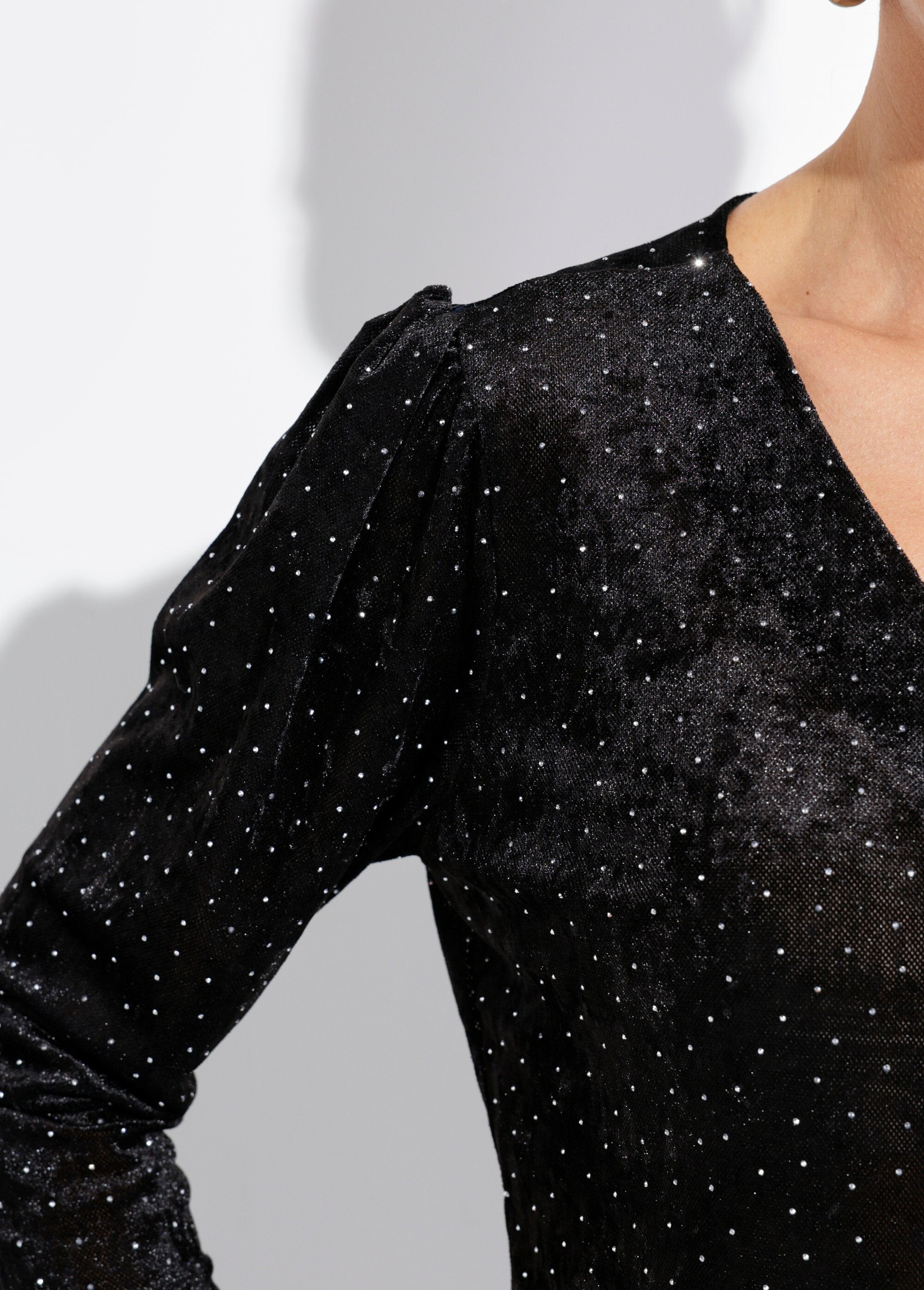 Túnica_chique_com_decote_em_V,_veludo_com_brilhantes_Noir_DE2_slim