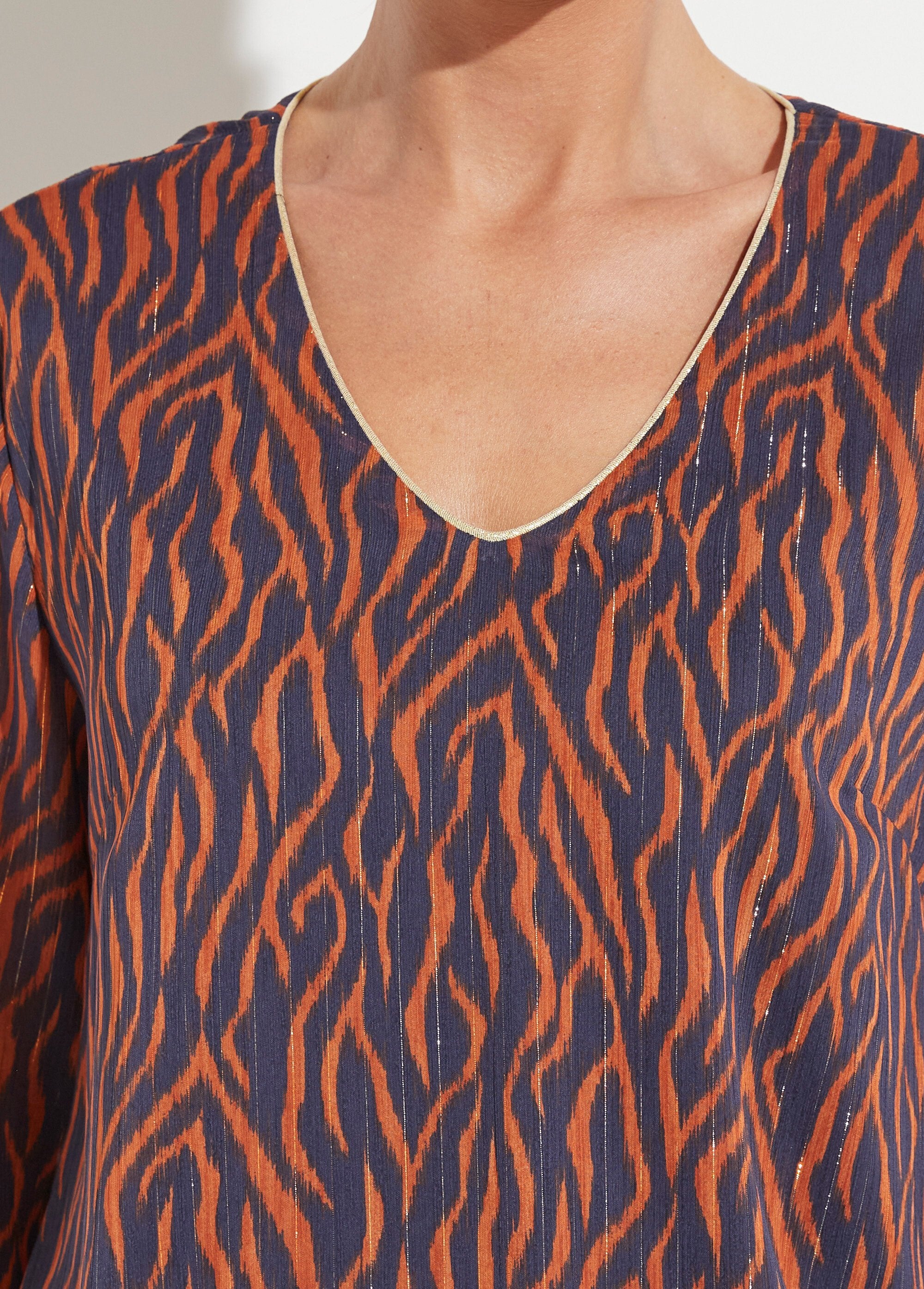 Túnica_em_voile_estampado_com_decote_em_V_e_forro_Imprime_marine_DE1_slim