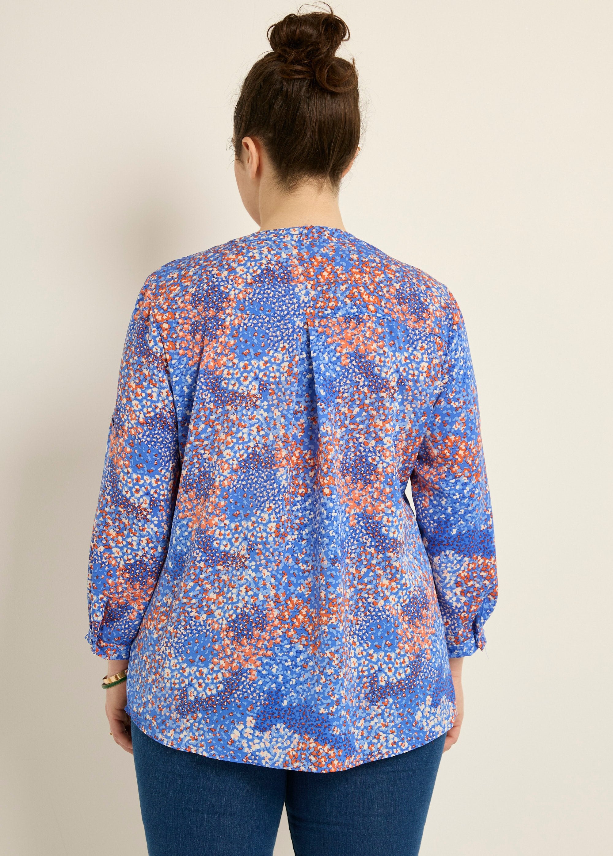 Túnica_floral_de_manga_comprida_com_decote_em_V_Bleu_imprime_DO1_curvy