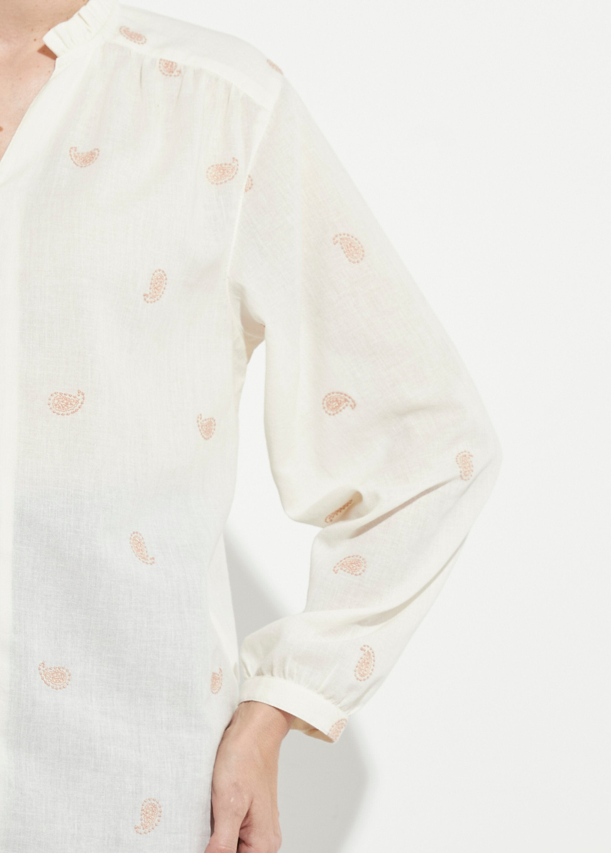 Túnica_de_gaze_de_algodão_bordada_com_gola_franzida_Ecru_et_beige_DE3_slim