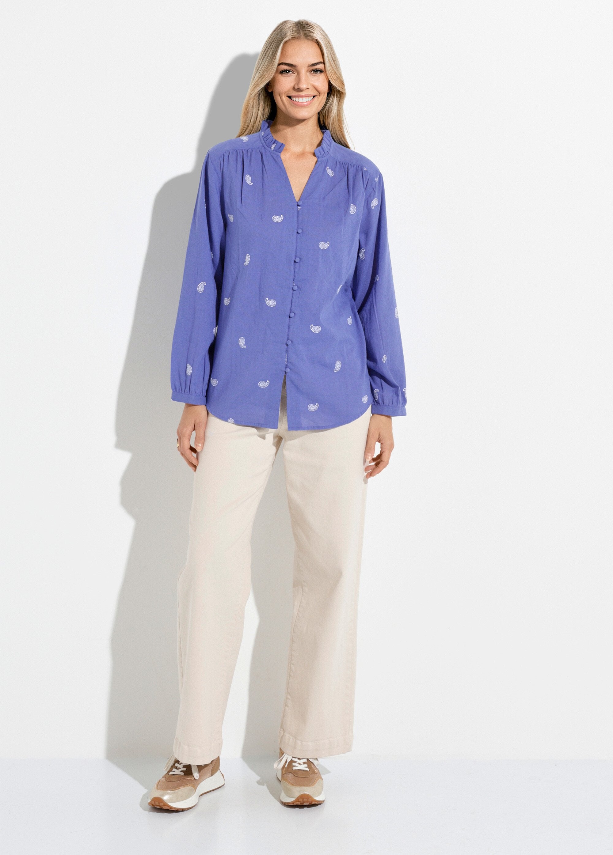 Túnica_de_gaze_de_algodão_bordada_com_gola_franzida_Bleu_et_blanc_SF1_slim