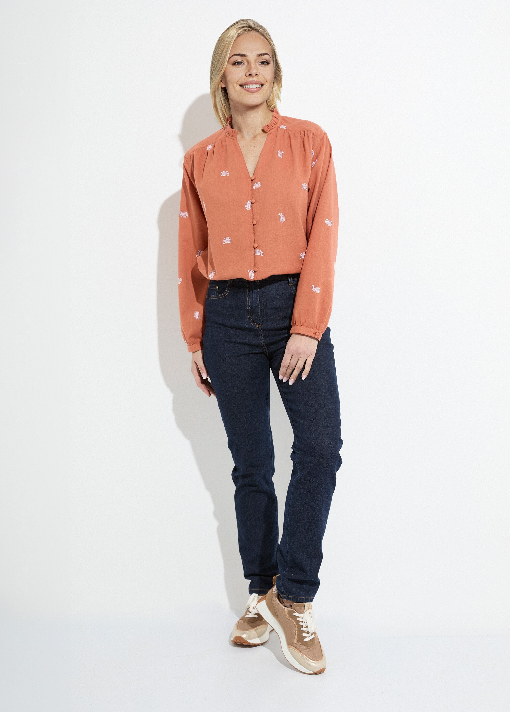 Túnica_de_gaze_de_algodão_bordada_com_gola_franzida_Caramel_et_blanc_SF1_slim