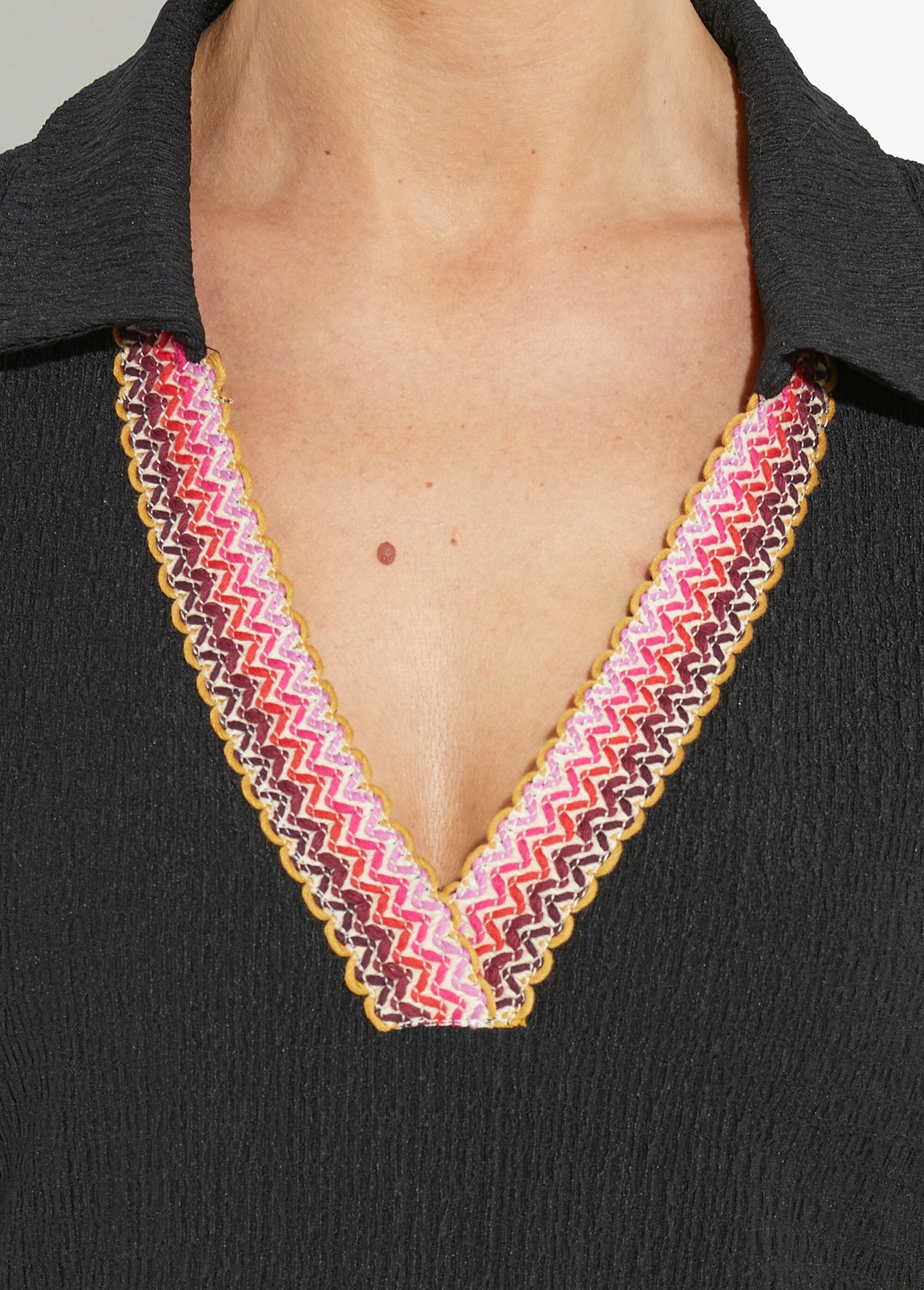 Túnica_com_decote_em_V_em_relevo_Noir_DE1_slim