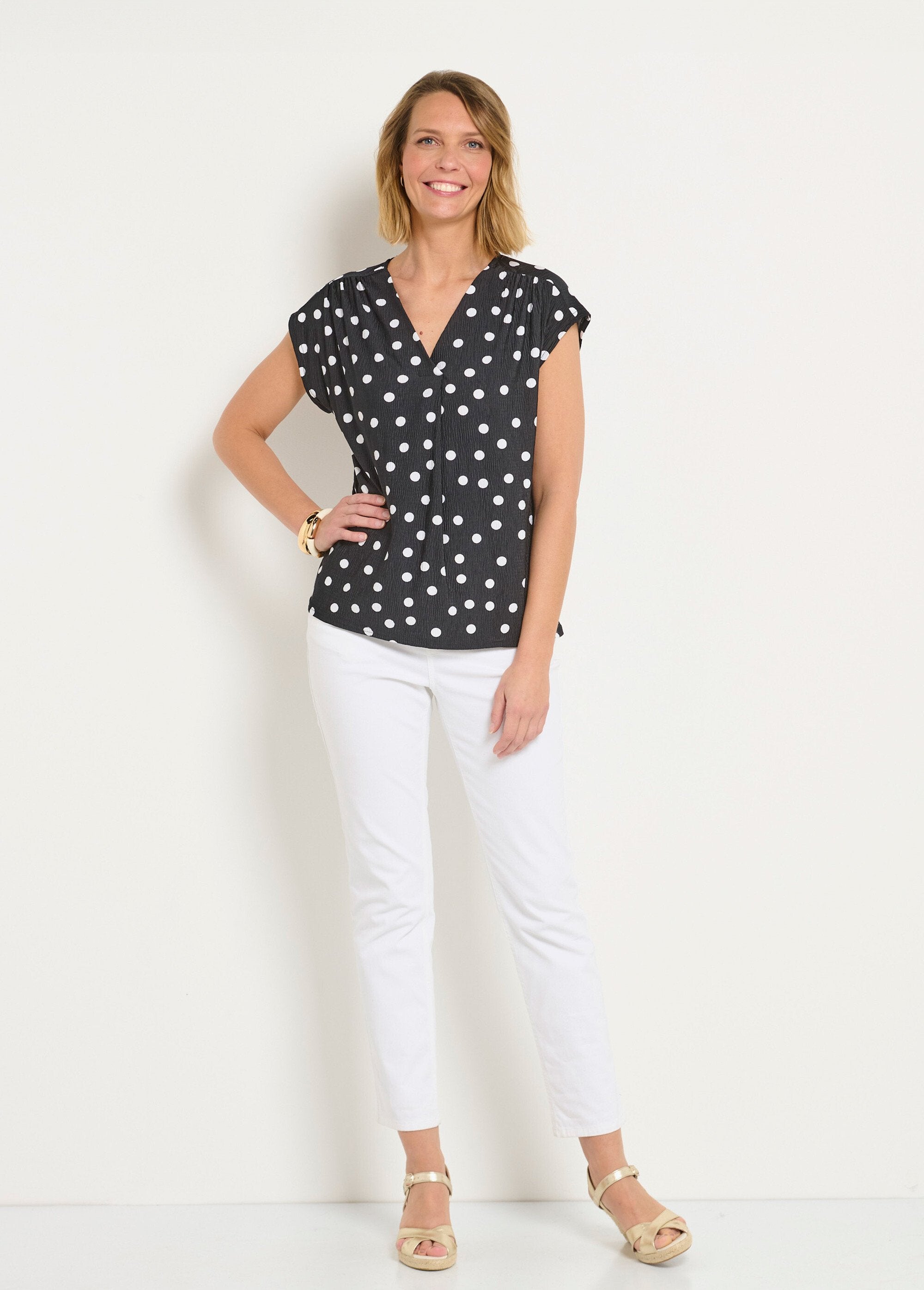 Túnica_com_estampado_de_bolinhas_com_decote_em_V_e_mangas_kimono_Noir_pois_SF1_slim