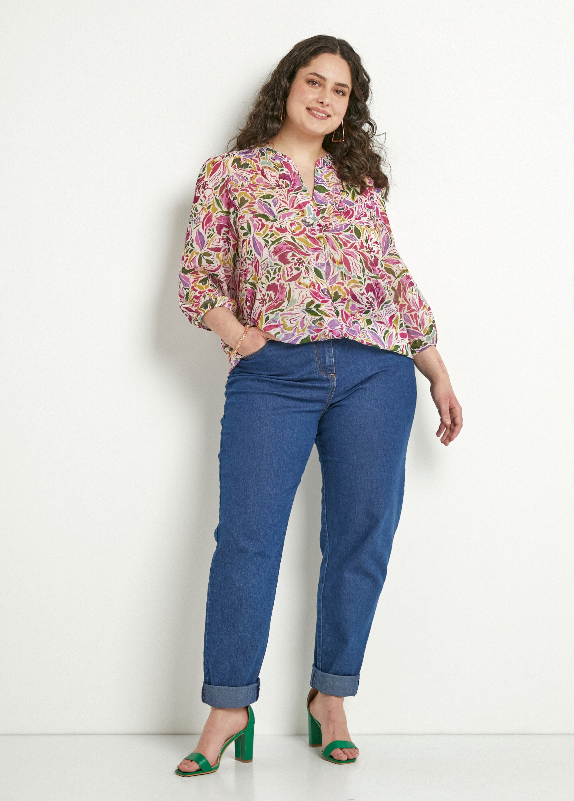 Túnica_longa_com_decote_em_V_e_voile_floral_brilhante_Multicolore_SF1_curvy
