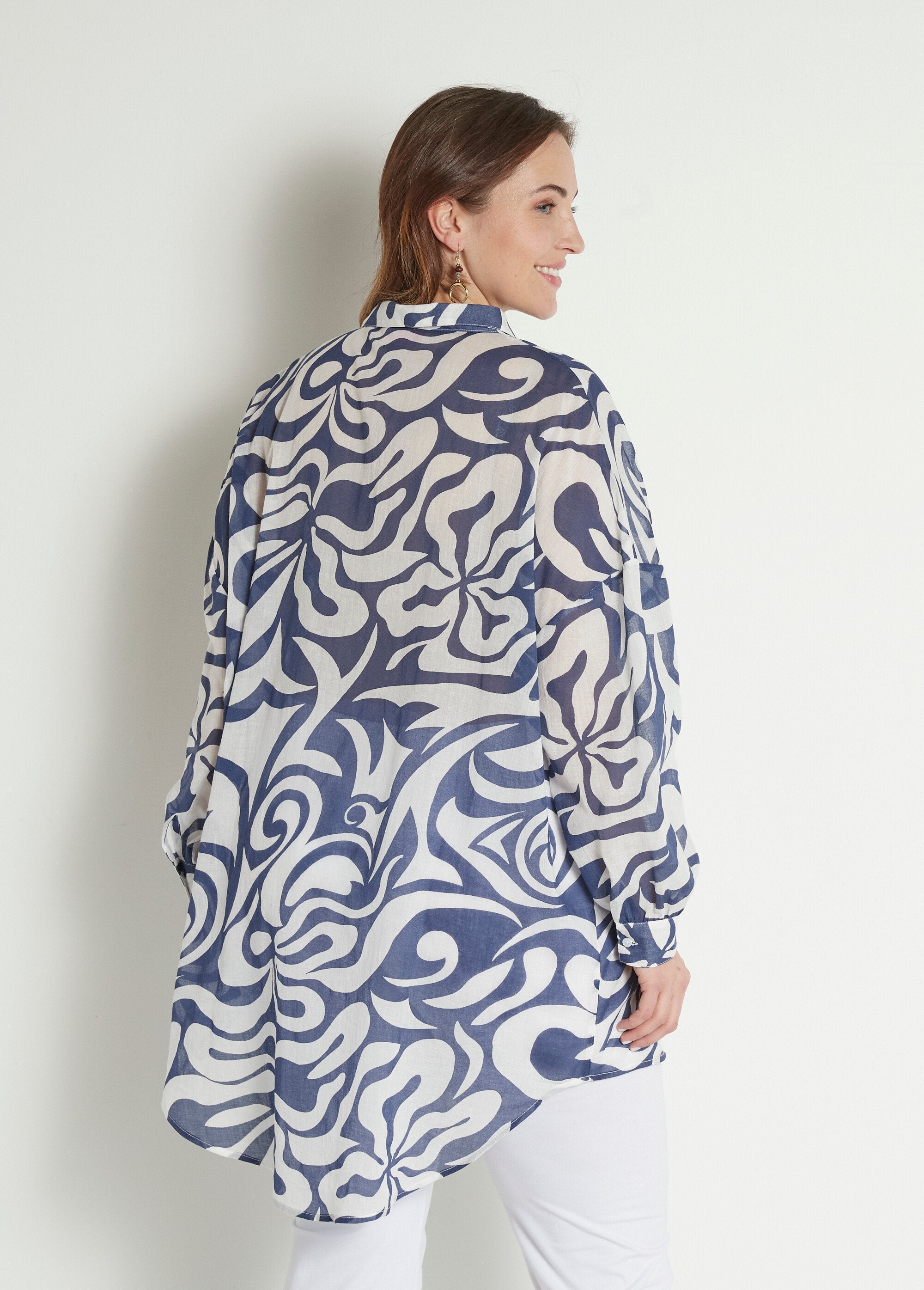 Túnica_comprida_em_voile_de_algodão_com_decote_em_V_Marine_et_blanc_DO1_curvy