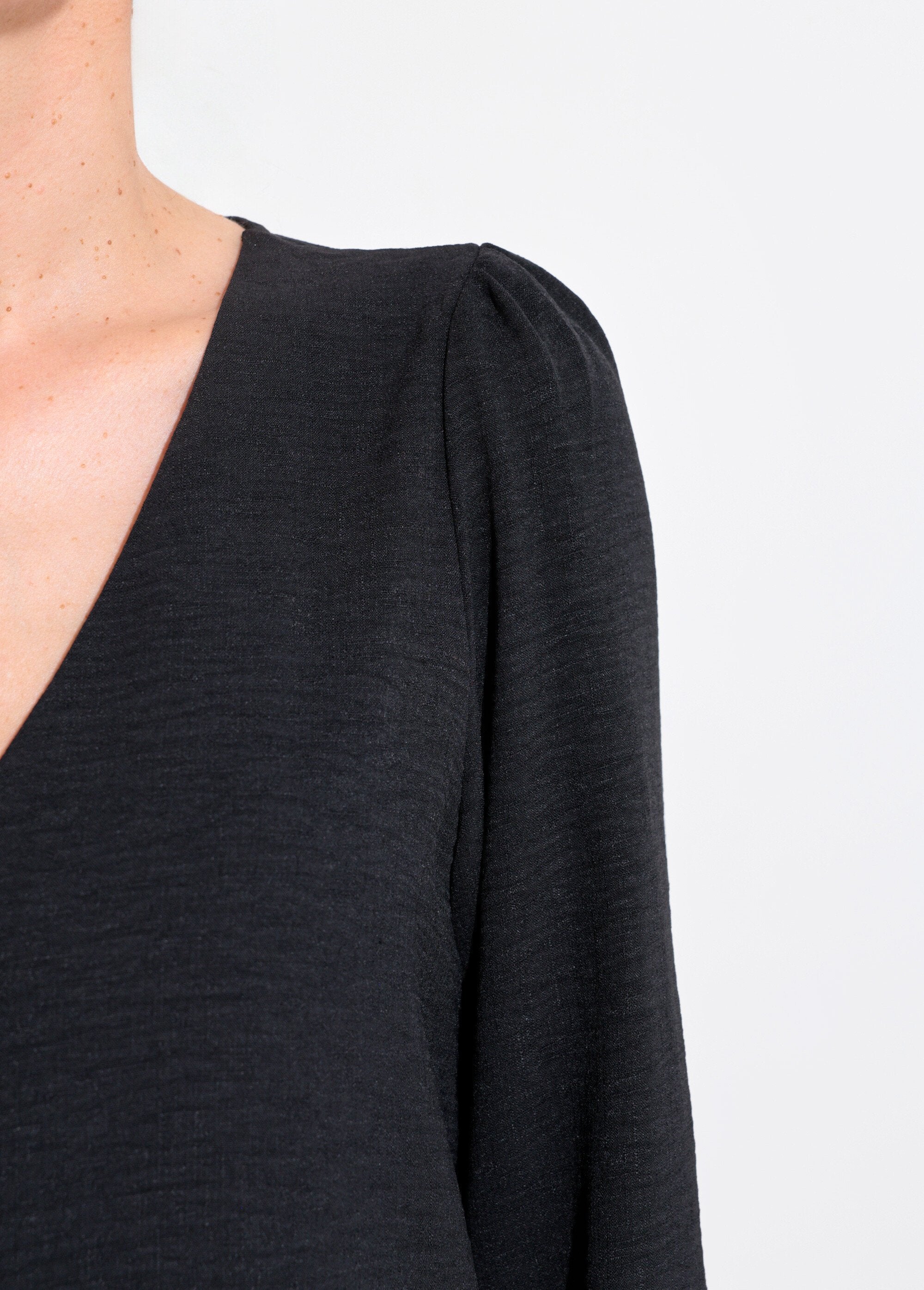 Túnica_abotoada_e_estampada_com_decote_em_V_Noir_DE2_slim