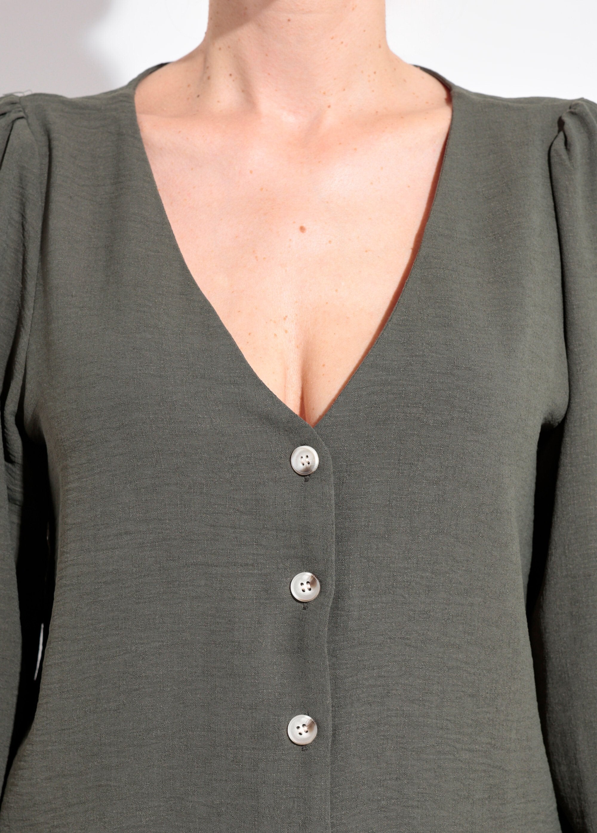 Túnica_abotoada_e_estampada_com_decote_em_V_Kaki_DE1_slim