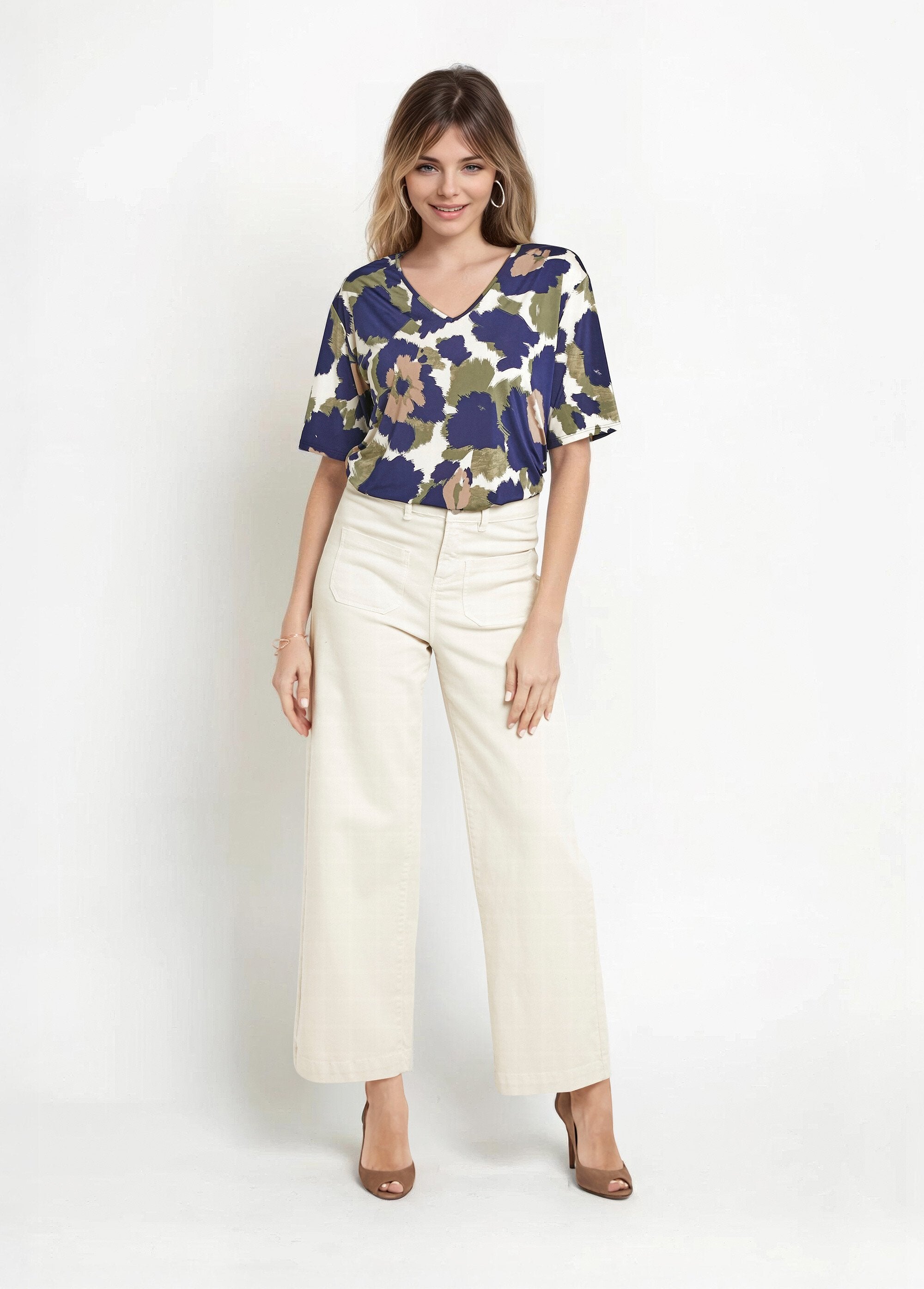 Túnica_elástica_com_decote_em_V,_floral_estilizado_Marine_et_kaki_SF1_slim