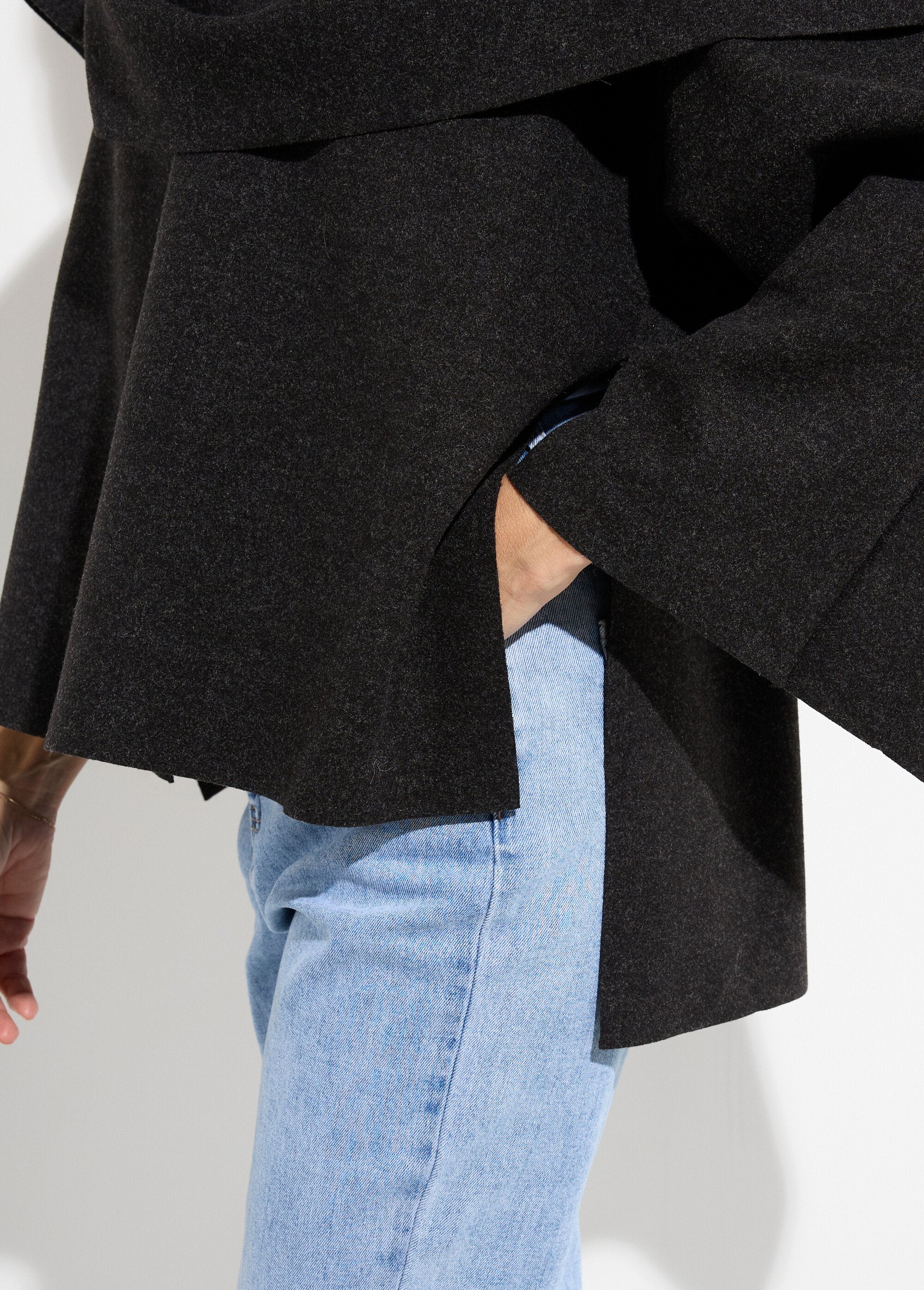 Casaco_e_cachecol_com_botões_de_metal_Noir_DE2_slim
