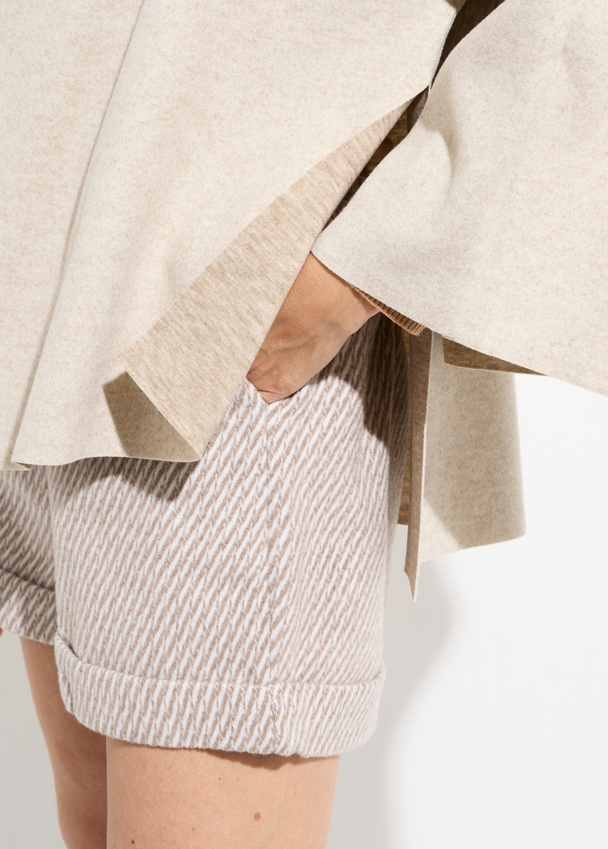 Casaco_e_cachecol_com_botões_de_metal_Beige_DE2_slim