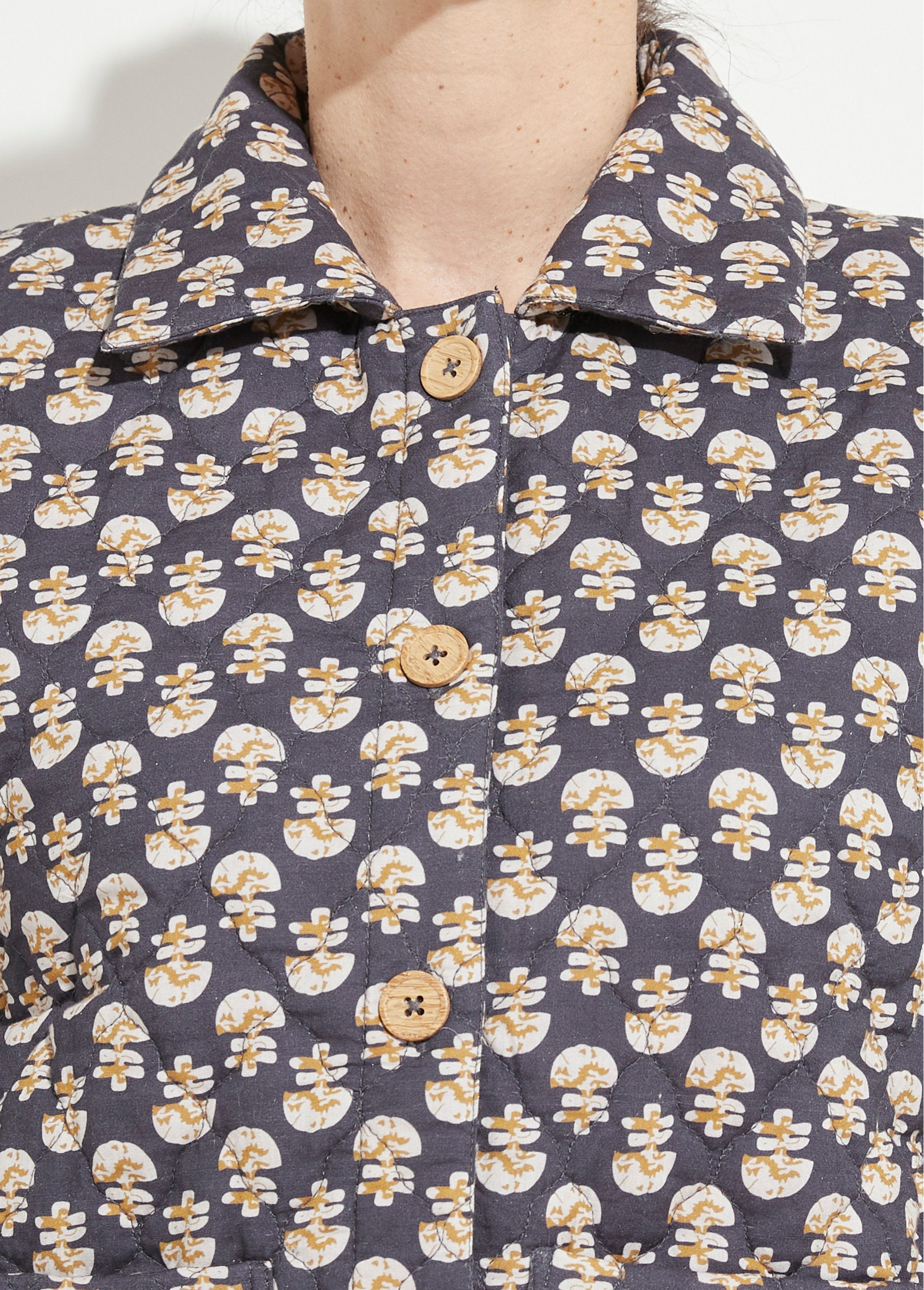 Jaqueta_acolchoada_estampada_com_botões_Gris_DE1_slim