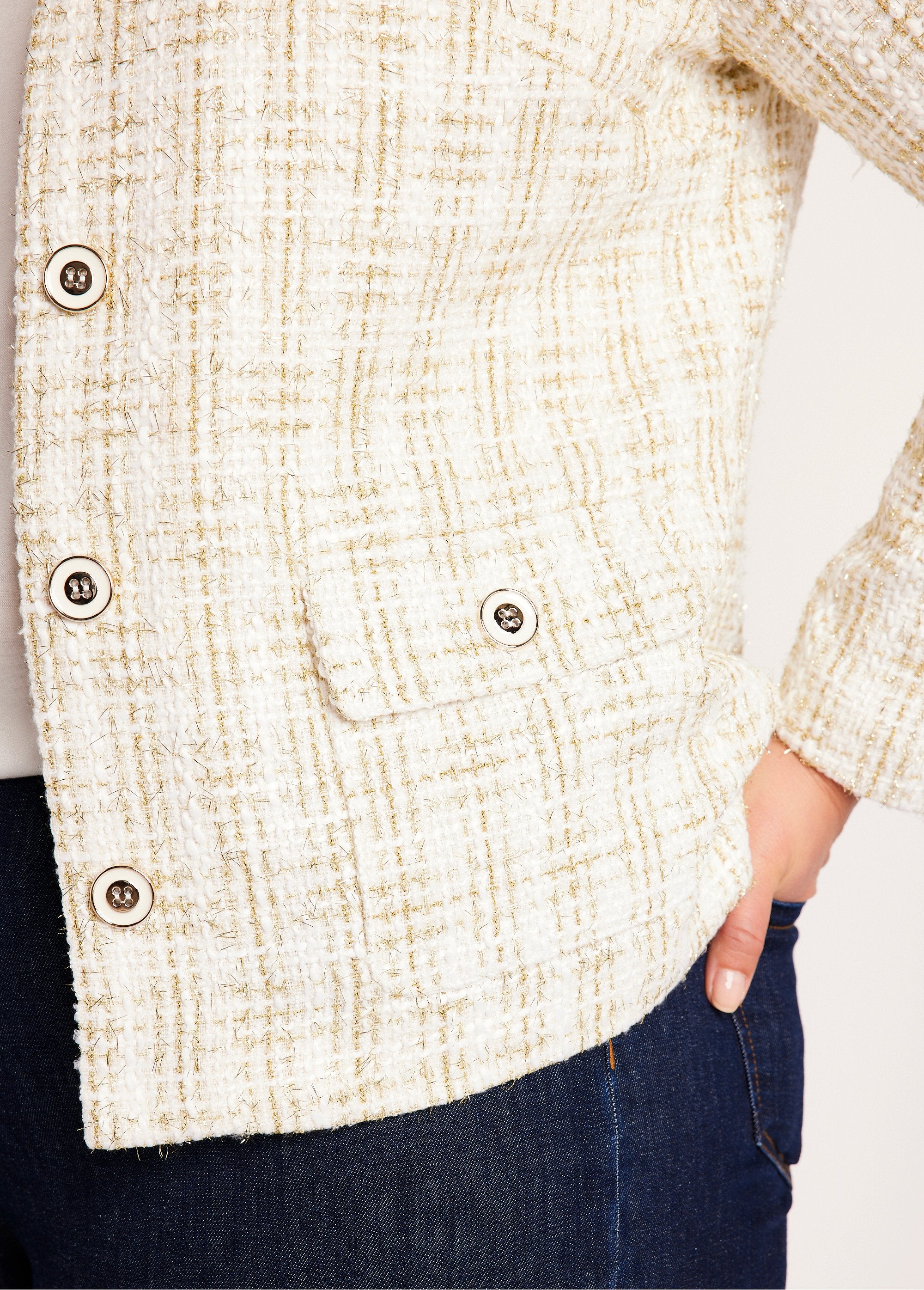 Casaco_curto_sem_gola_em_tecido_efeito_tweed_Naturais_e_dourados_DE2_curvy
