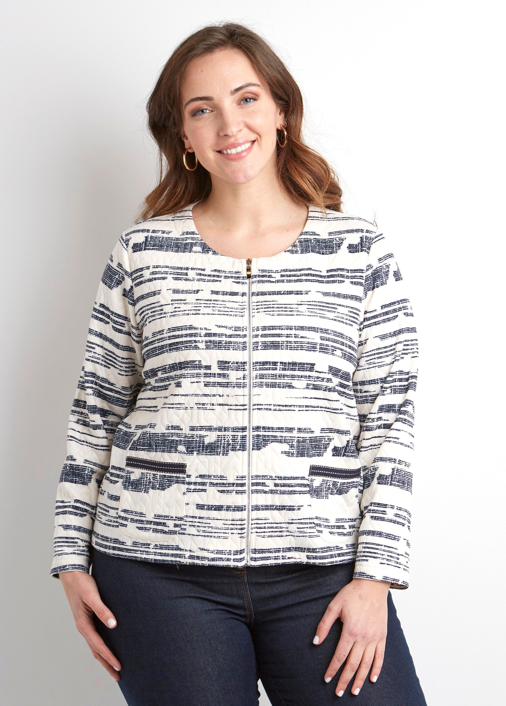 Casaco_curto_iridescente_com_fecho_de_correr_e_sem_gola_Ecru_et_marine_FA1_curvy