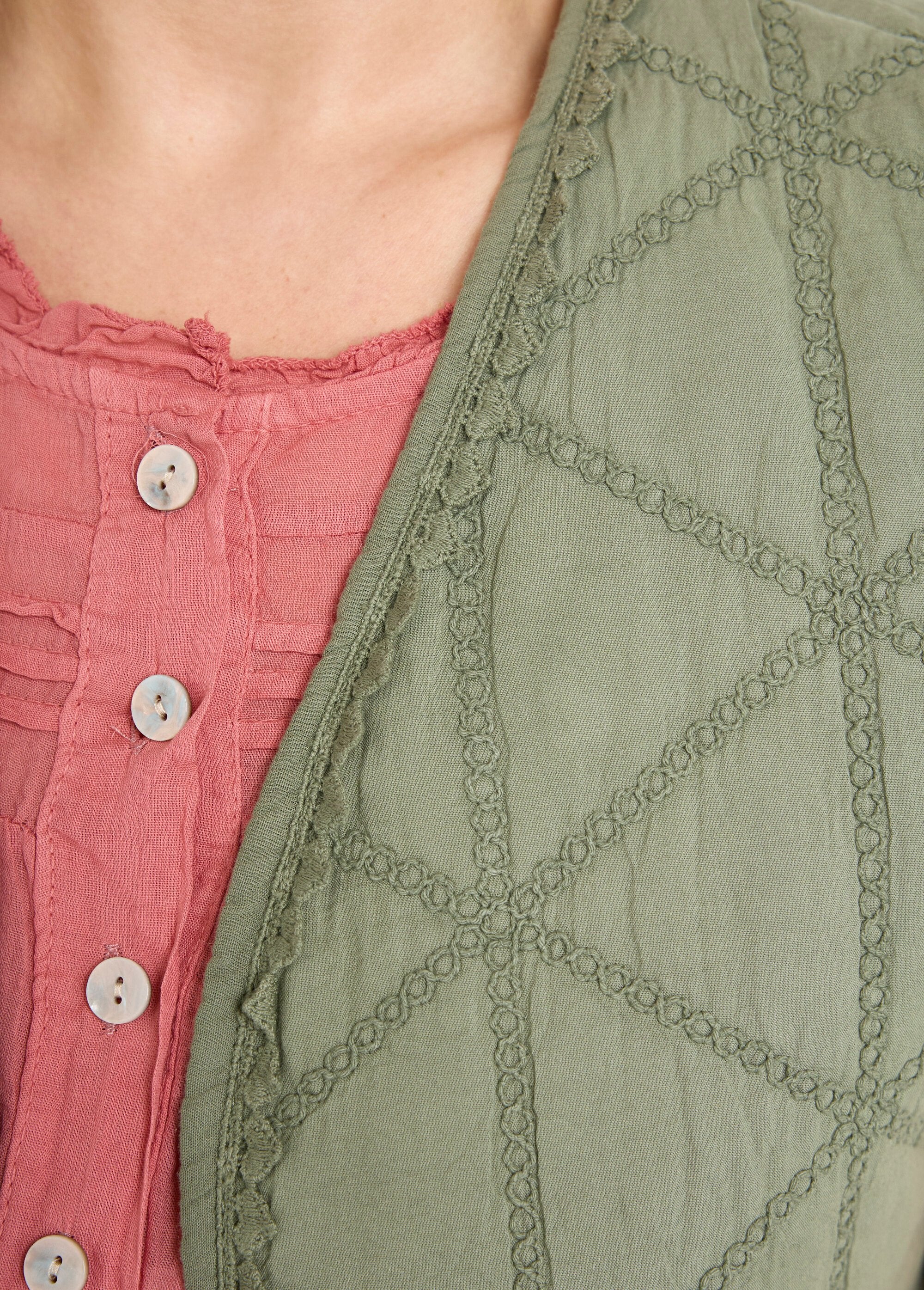 Jaqueta_acolchoada_bordada_sem_mangas_Kaki_DE2_curvy