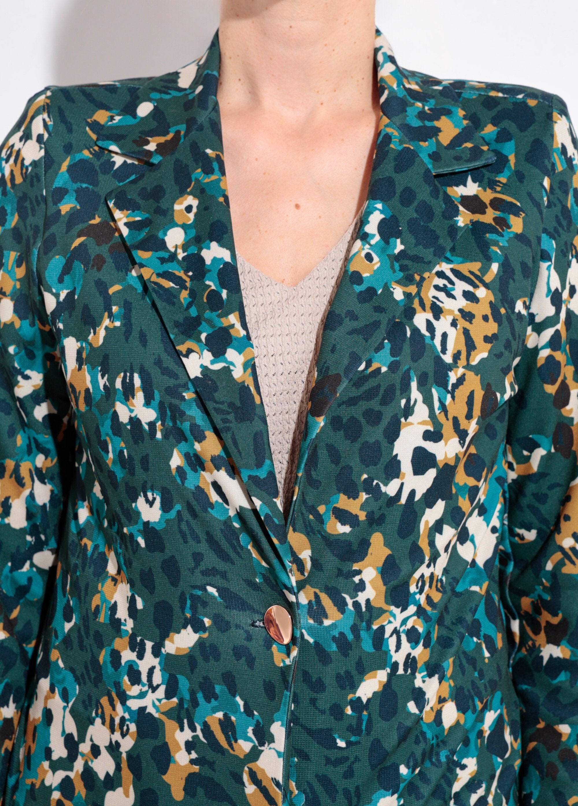 Jaqueta_com_estampa_artística_e_botão_de_joia_de_metal_Canard_et_jaune_DE1_slim